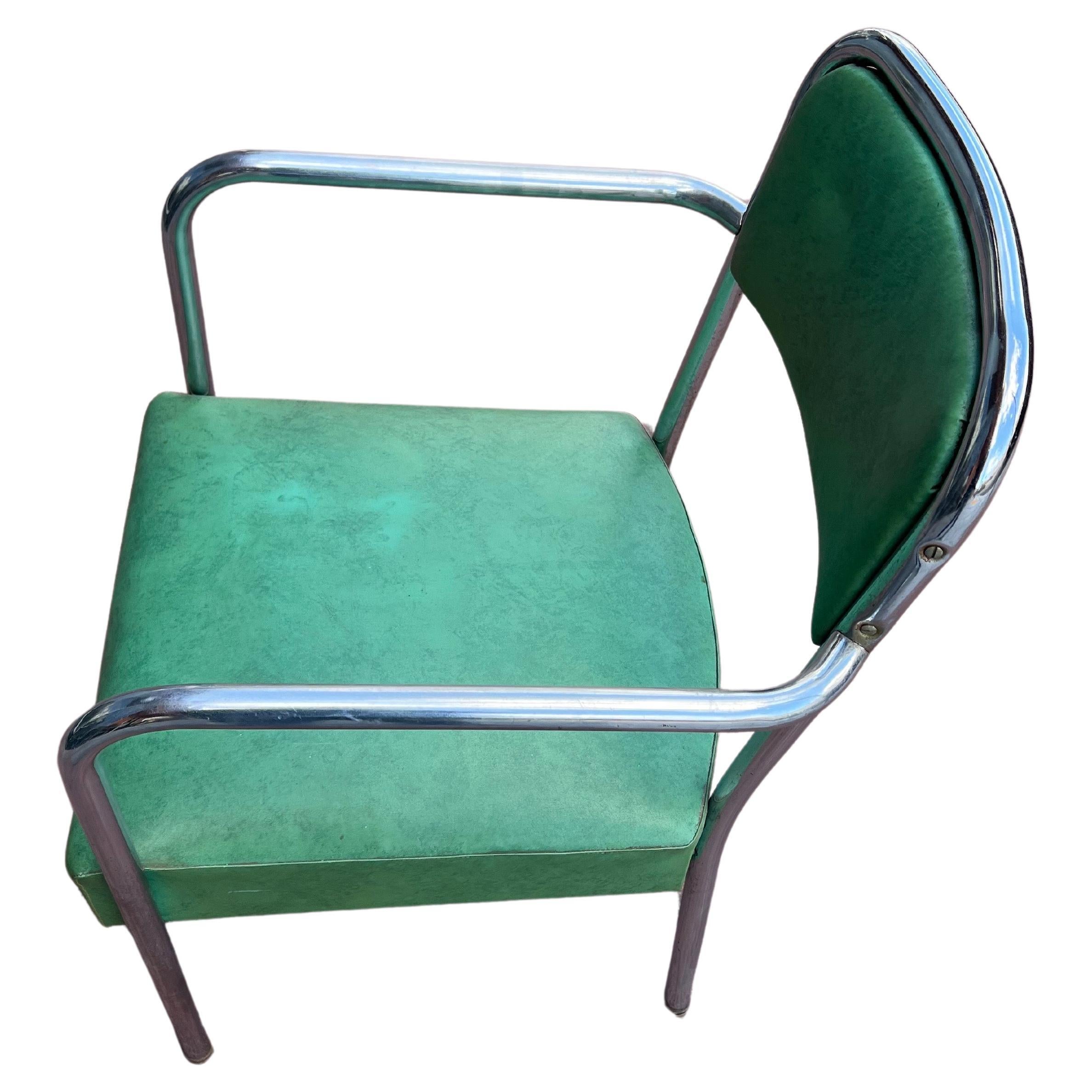 Lassen Sie sich in das goldene Zeitalter des Designs entführen mit diesem verchromten Art-Déco-Sessel, der den ikonischen Stil eines klassischen Friseursalons widerspiegelt. Er wird dem geschätzten Designer Kem Weber zugeschrieben und wurde in den