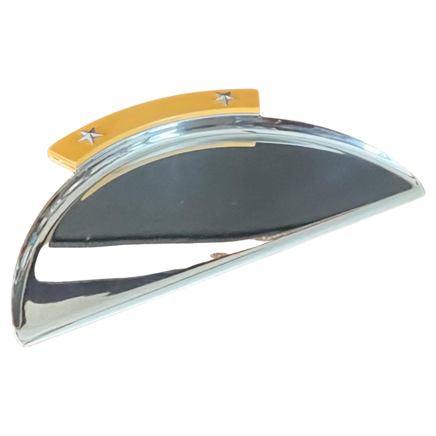 Art Deco chrome & bakelite crumb tray by Chase Co., circa 1930s. The piece features a semi circle shaped chrome tray surface with a rounded butterscotch bakelite handle. The tray is in very good vintage condition, measures 7.5