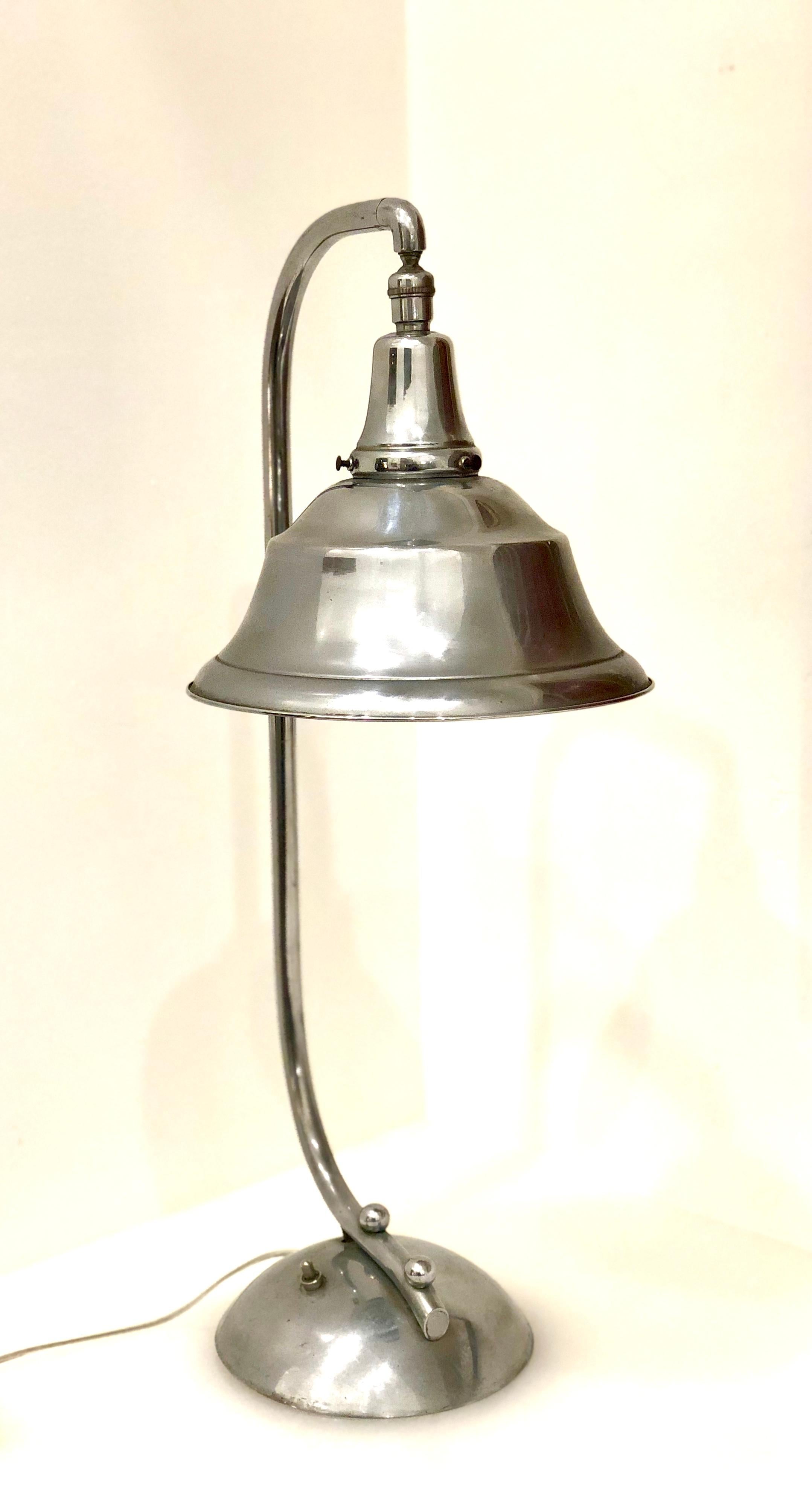 Belle et rare lampe de table Art Déco, circa 1940s reconnectée, l'abat-jour bouge d'un côté à l'autre et de haut en bas, le chrome est en très bon état avec une usure naturelle due à l'âge, pas de rouille.