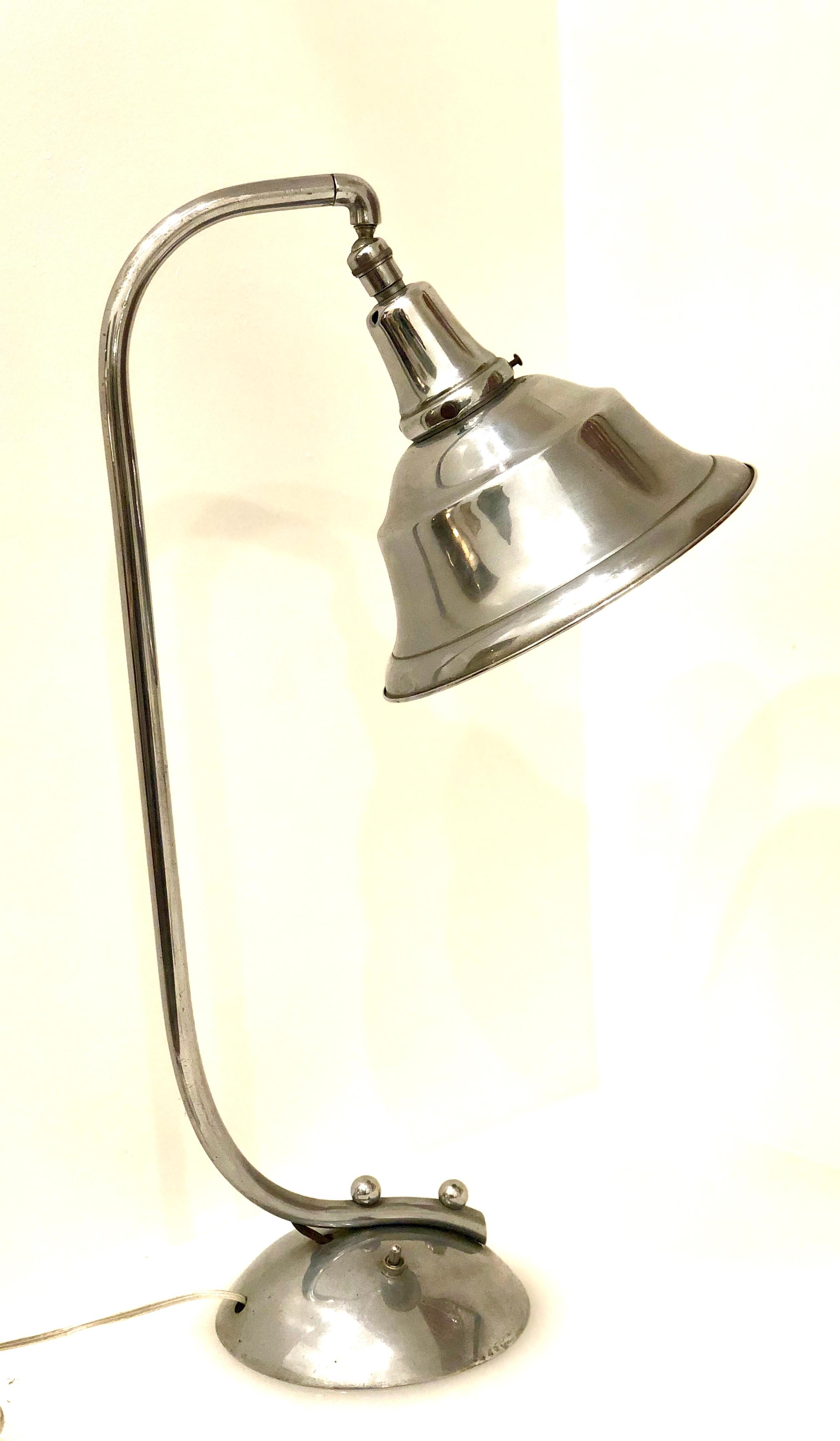 Art déco Lampe de bureau à abat-jour en forme de cloche chromée Art Déco en vente
