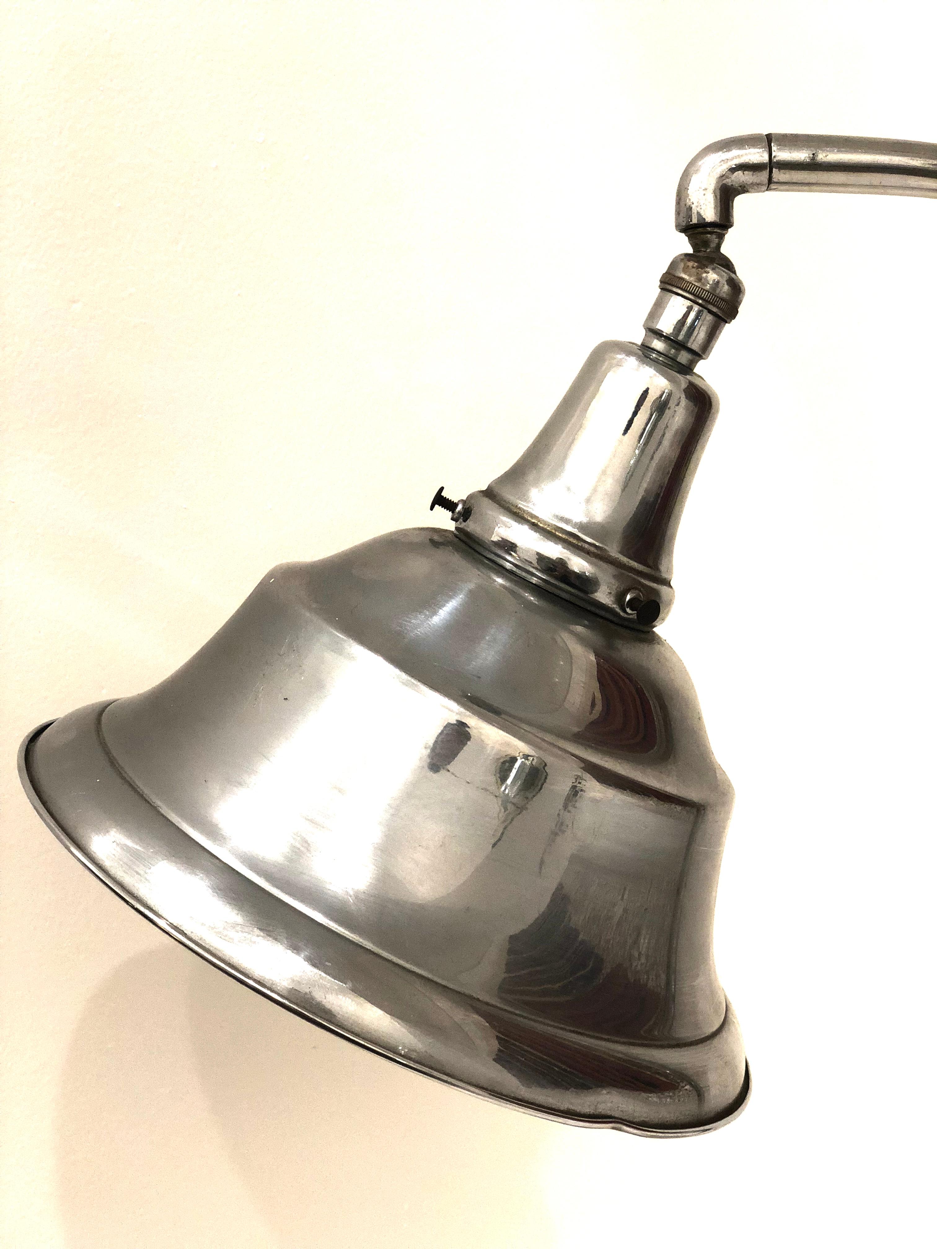 Américain Lampe de bureau à abat-jour en forme de cloche chromée Art Déco en vente