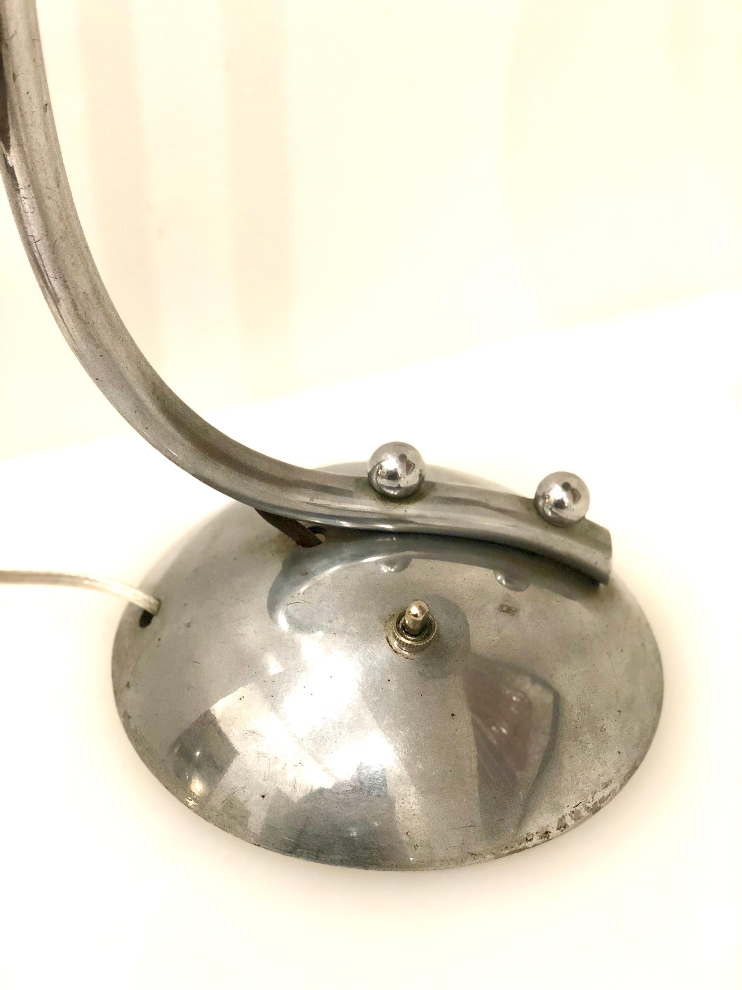 20ième siècle Lampe de bureau à abat-jour en forme de cloche chromée Art Déco en vente