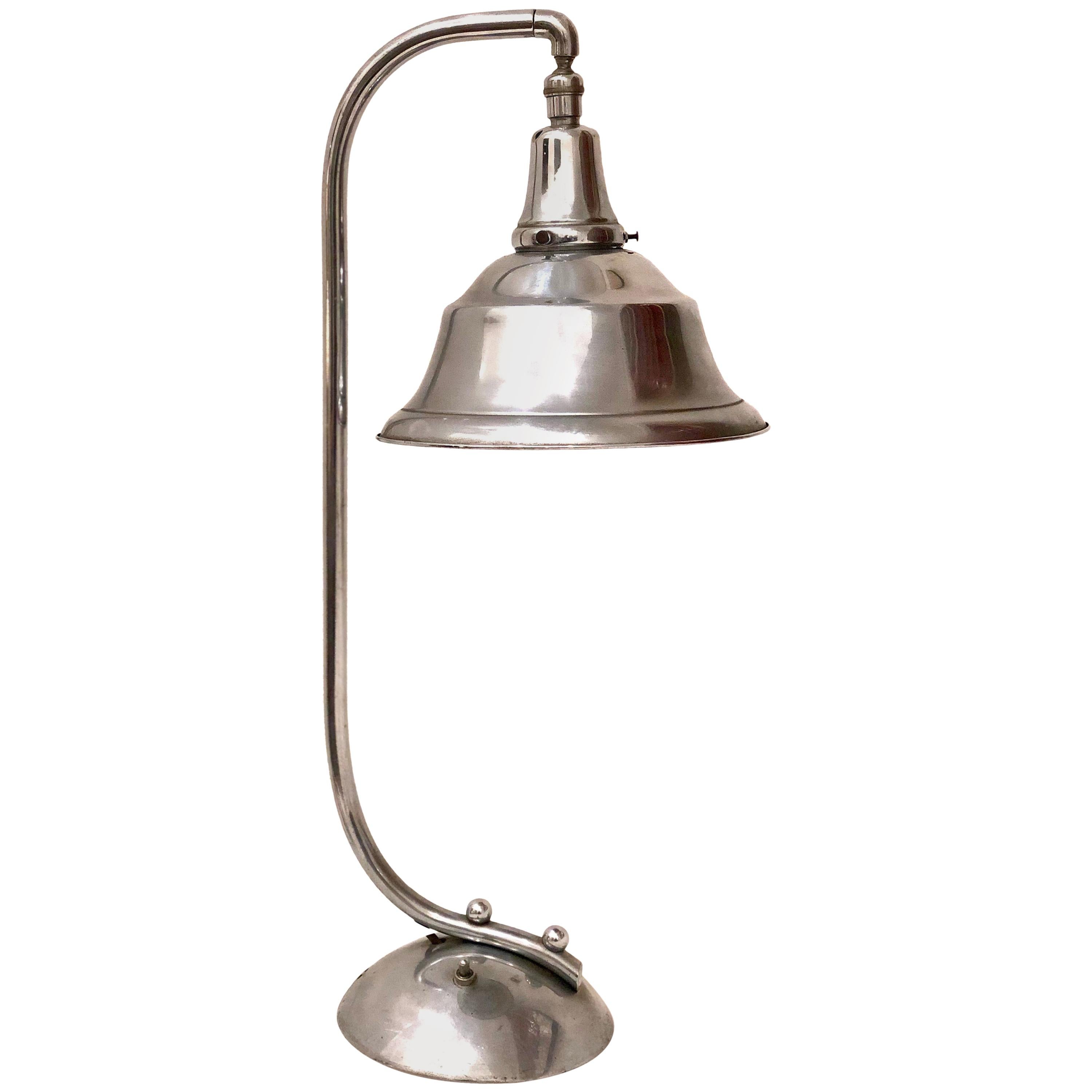 Lampe de bureau à abat-jour en forme de cloche chromée Art Déco en vente