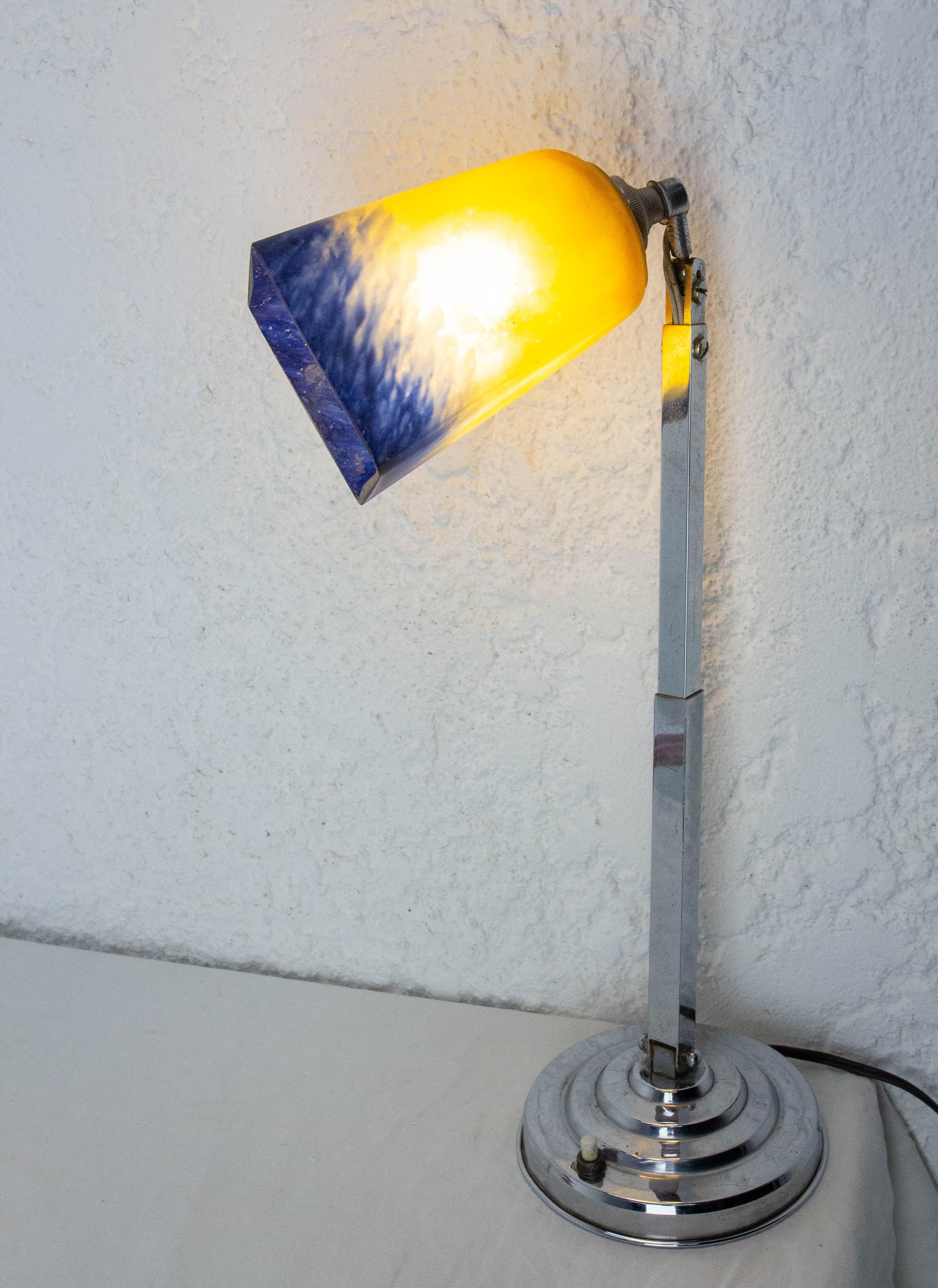 Lampe de table de la période Art Déco.
Base en métal chromé et abat-jour en verre peint à la main.
Le support de la lampe est orientable et réglable en hauteur.
Hauteur de 28 à 53 cm (11,02 à 20,87 in.)

Français du milieu du siècle
Bon état avec
