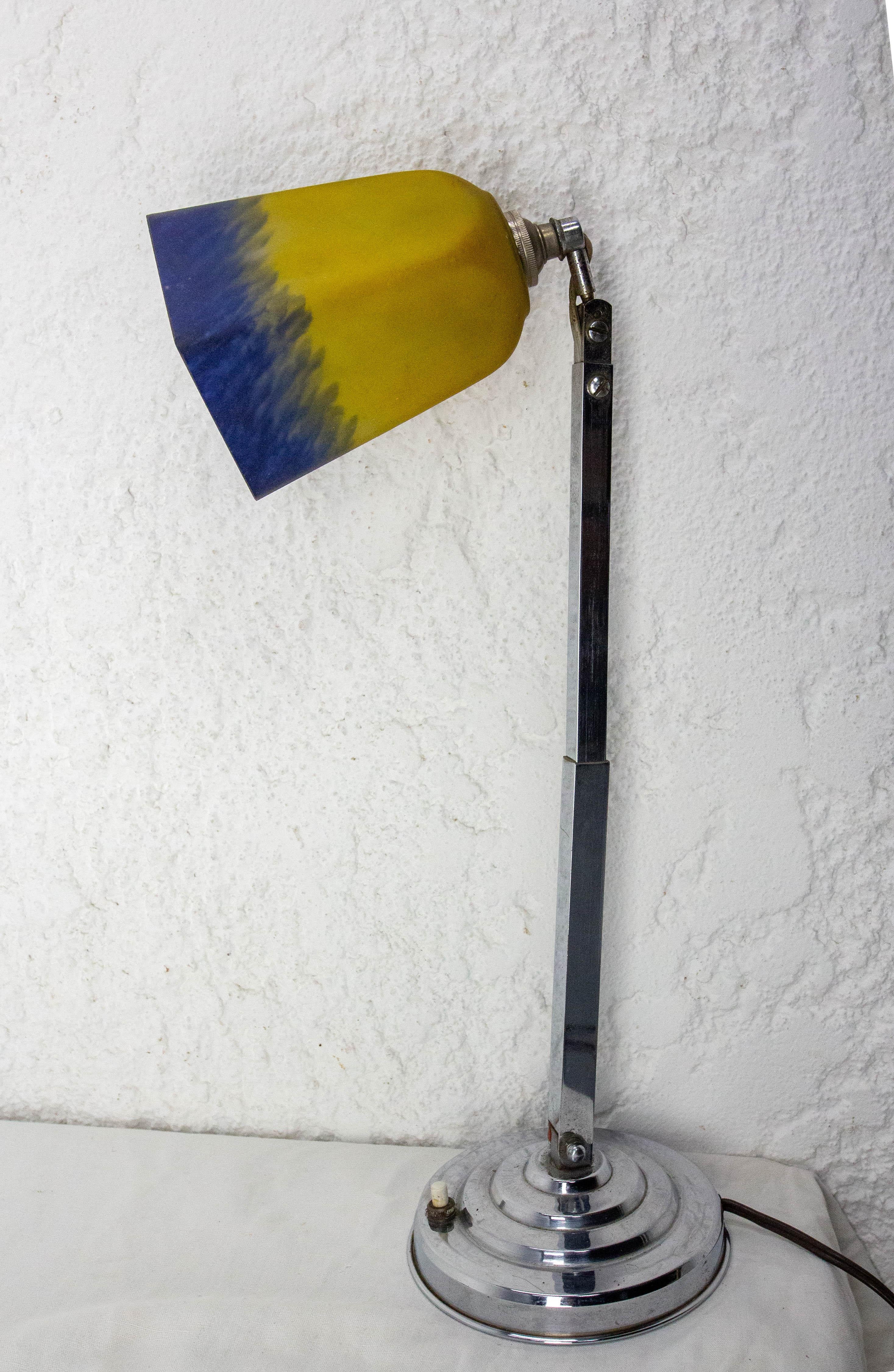 Mid-Century Modern Lampe de table Art Déco en verre peint bleu et jaune, française, circa 1930 en vente