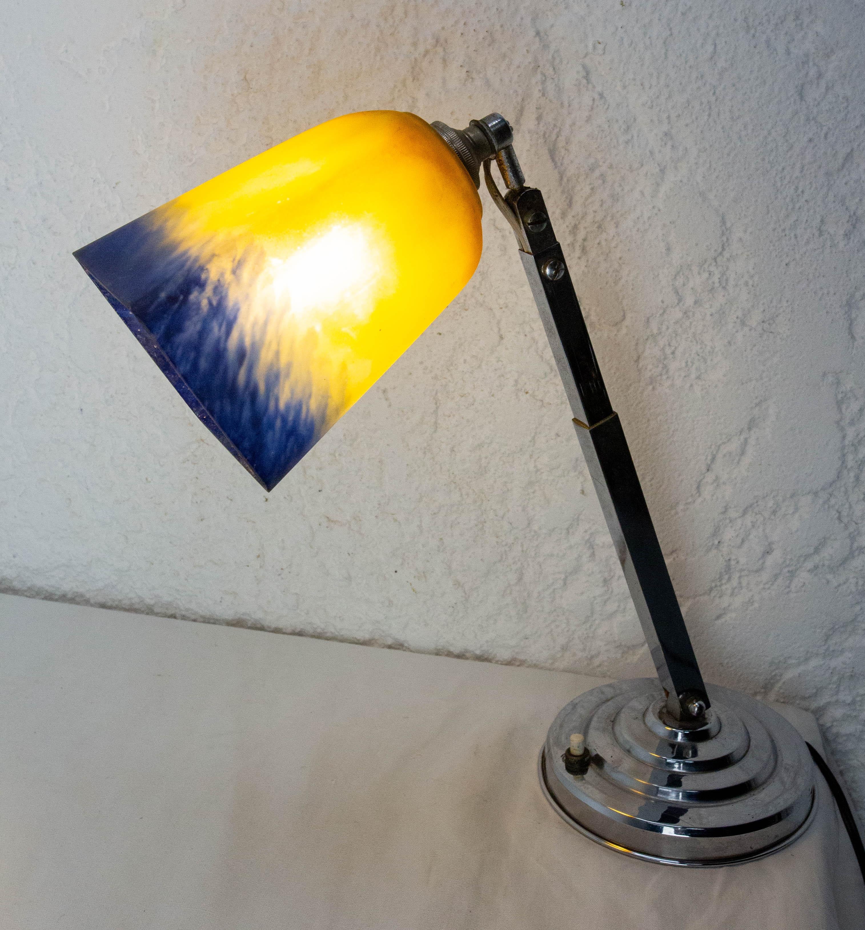 Français Lampe de table Art Déco en verre peint bleu et jaune, française, circa 1930 en vente