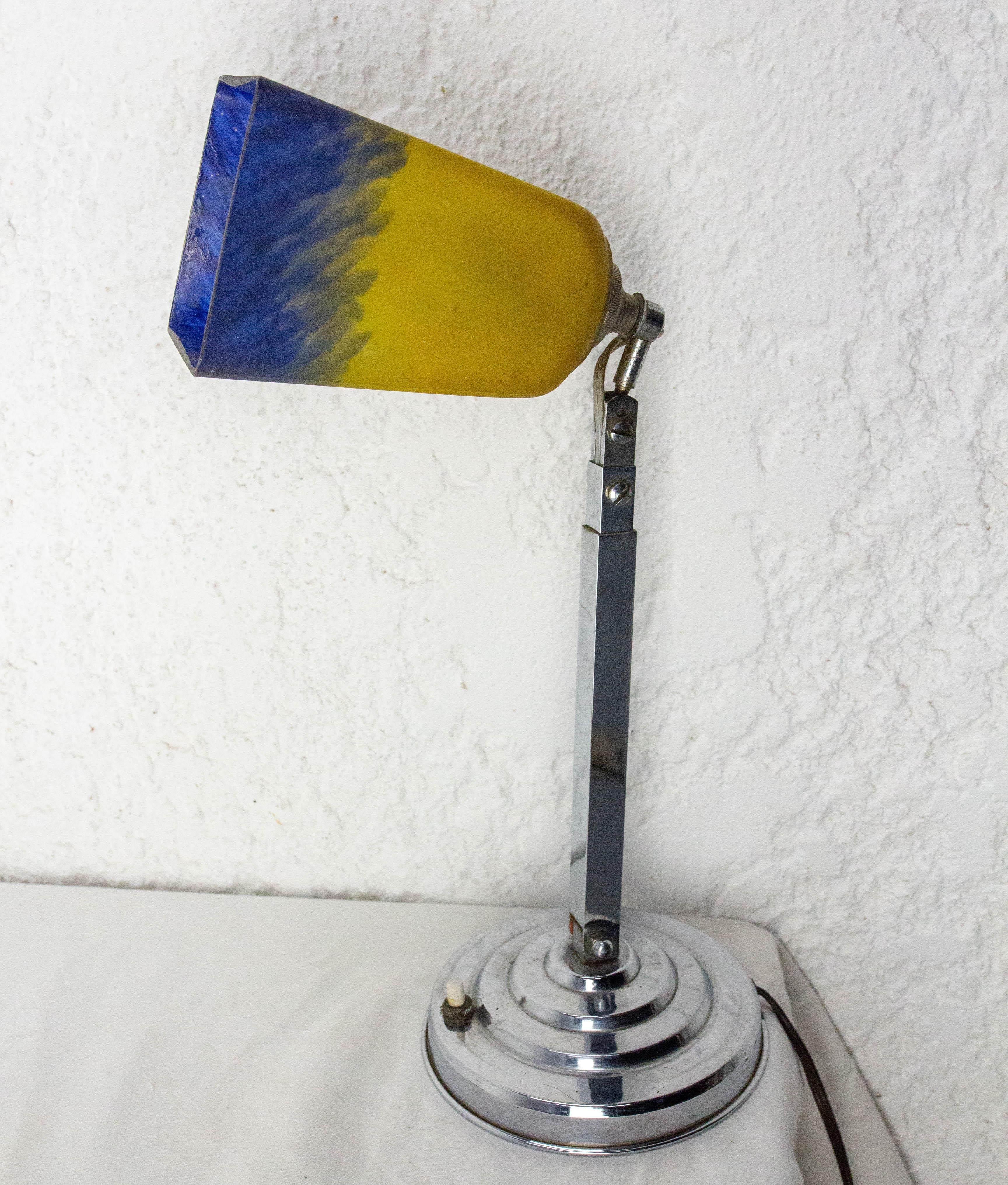 Lampe de table Art Déco en verre peint bleu et jaune, française, circa 1930 Bon état - En vente à Labrit, Landes
