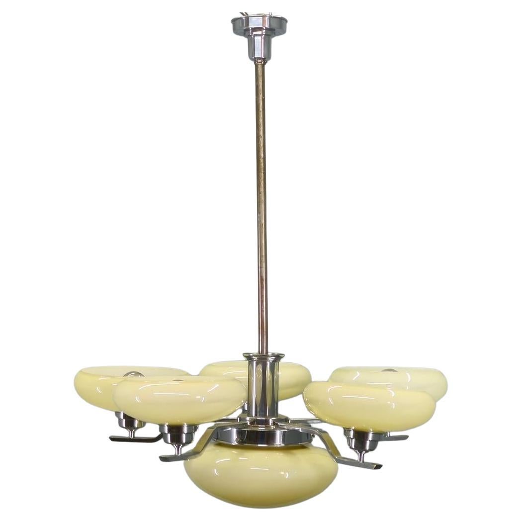 Lampadario Art Deco cromato con sei paralumi in vetro opalino, anni '30