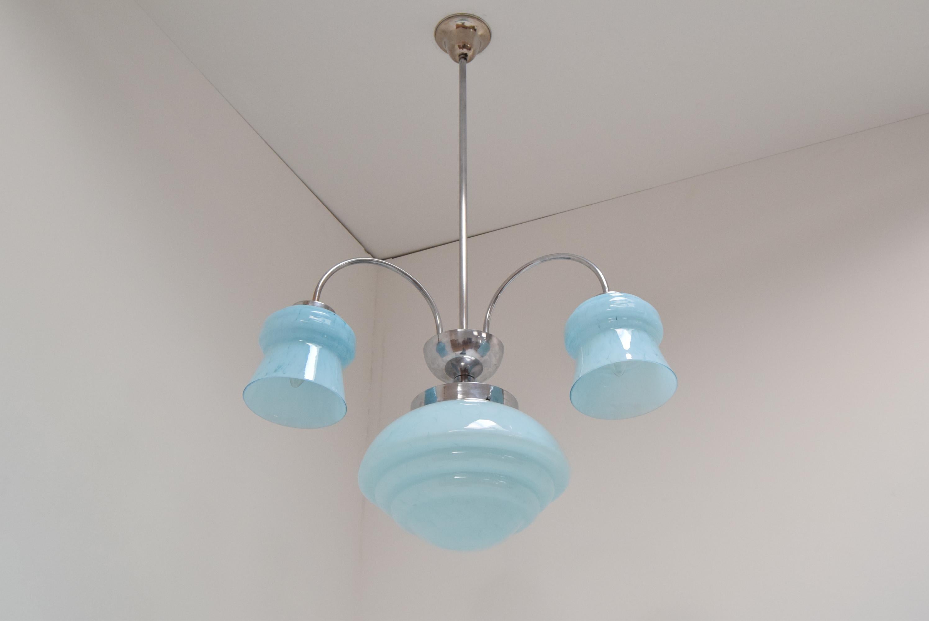 Prodotto in Cecoslovacchia
Realizzato in vetro, cromo
Con patina invecchiata
Presa 4xE14 o E15
Nuovo cablaggio
Rilucidato
Condizioni originali.