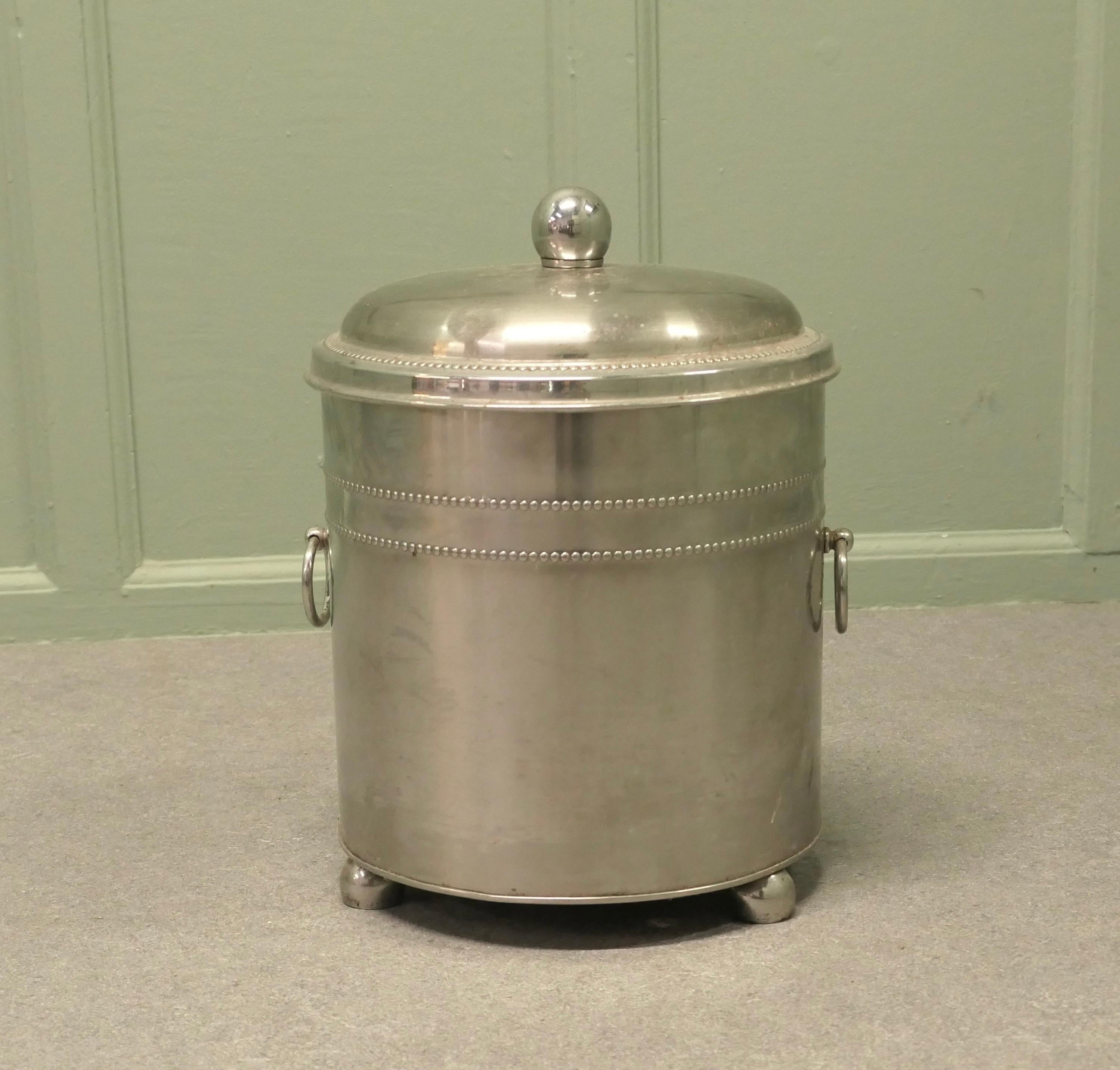 Secchio da carbone cromato Art Deco  

Un design classico e un pezzo di qualità, il secchio per il carbone poggia su piedi a sfera e ha una maniglia ad anello su ogni lato, un coperchio ordinato e una fodera rimovibile Il secchio è in buone