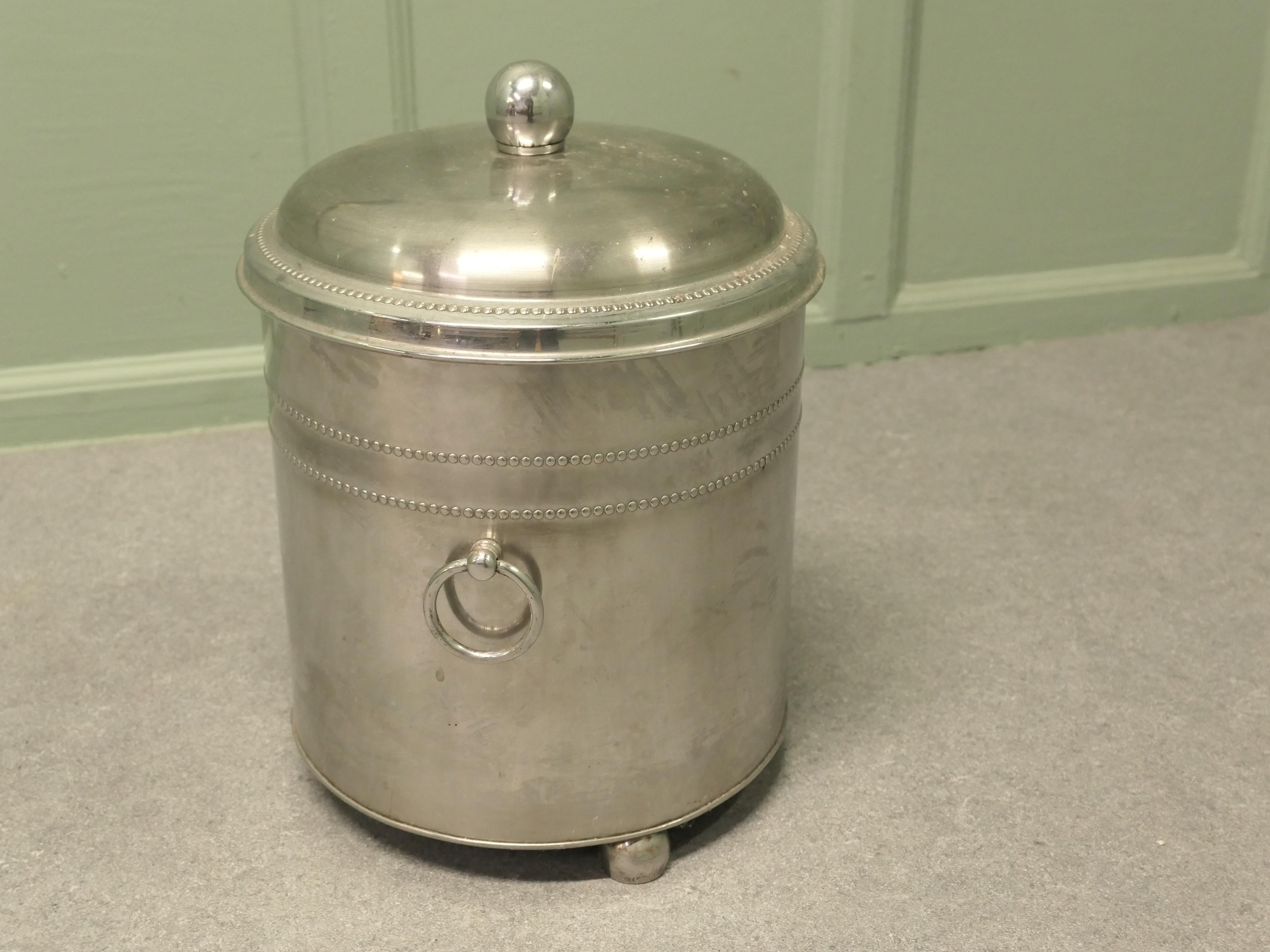 Secchio da carbone cromato Art Deco Un design classico e un pezzo di qualità In condizioni buone in vendita a Godshill, Isle of Wight