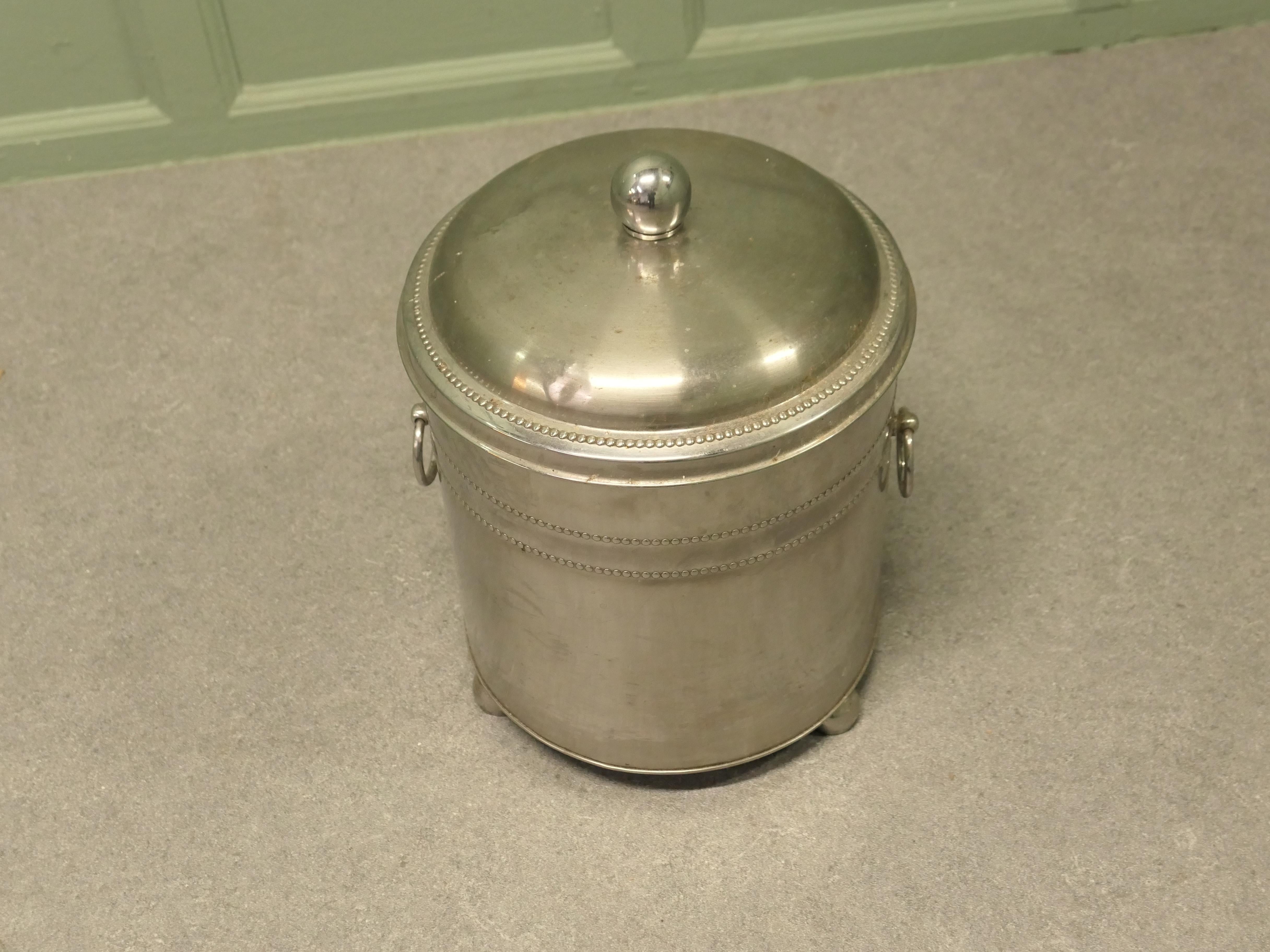 Metà XX secolo Secchio da carbone cromato Art Deco Un design classico e un pezzo di qualità in vendita