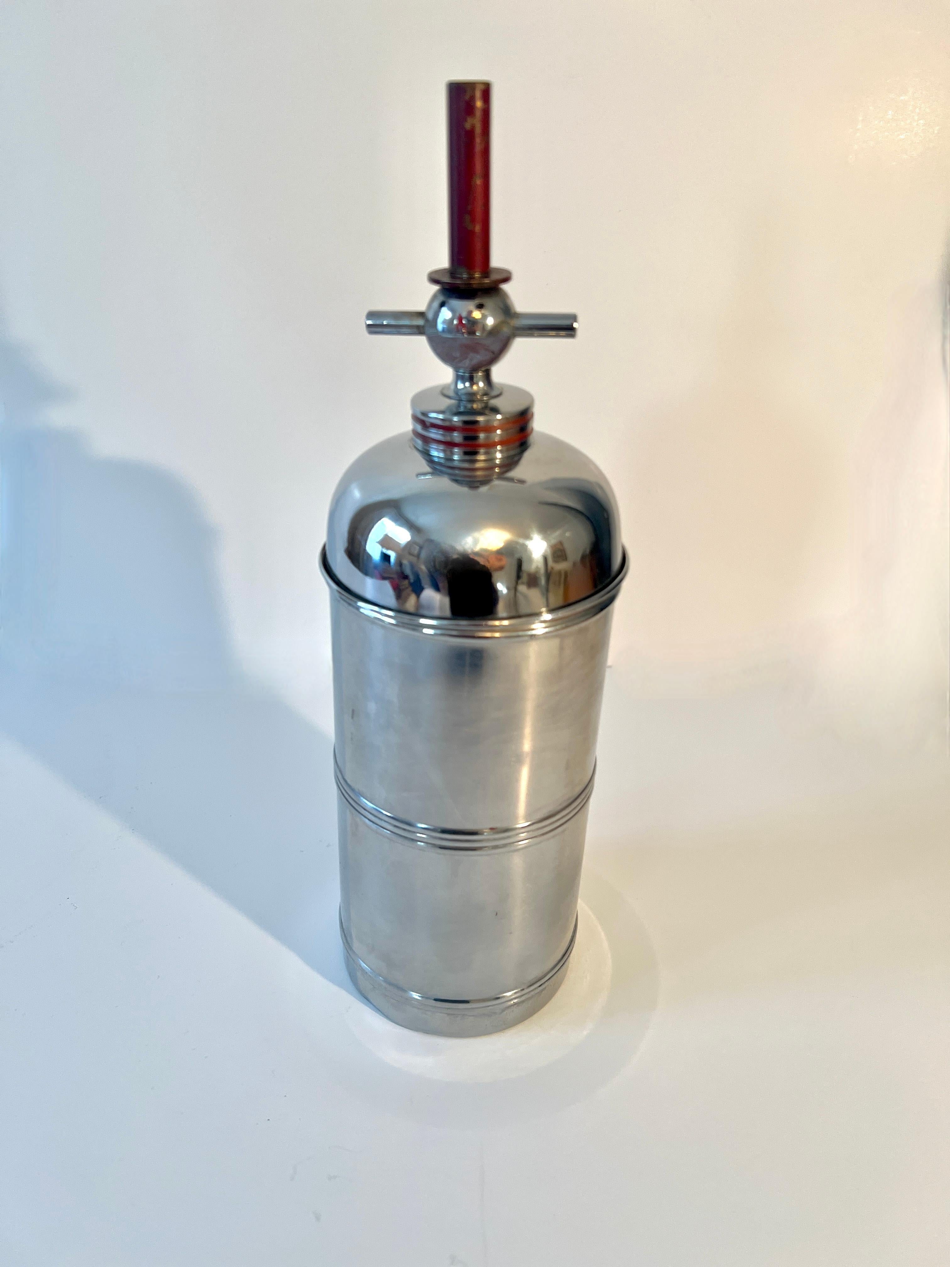 Ein skurriler, einzigartiger und hochfunktioneller Art Deco Cocktail Shaker.  Der Chrome Shaker schüttelt nicht nur Ihre Cocktails, sondern der Aufsatz in Form eines Clowns hat einen Mund zum Öffnen von Flaschen und einen Hut, der, wenn er