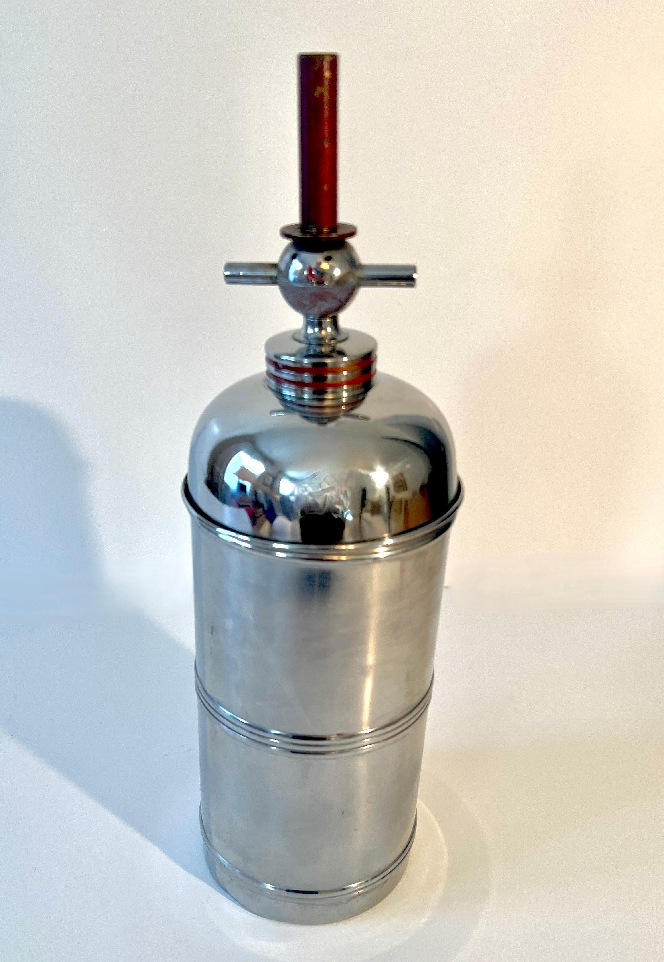 Verchromter Art-Déco-Cocktailshaker mit Flasche und Weinöffner (Art déco) im Angebot