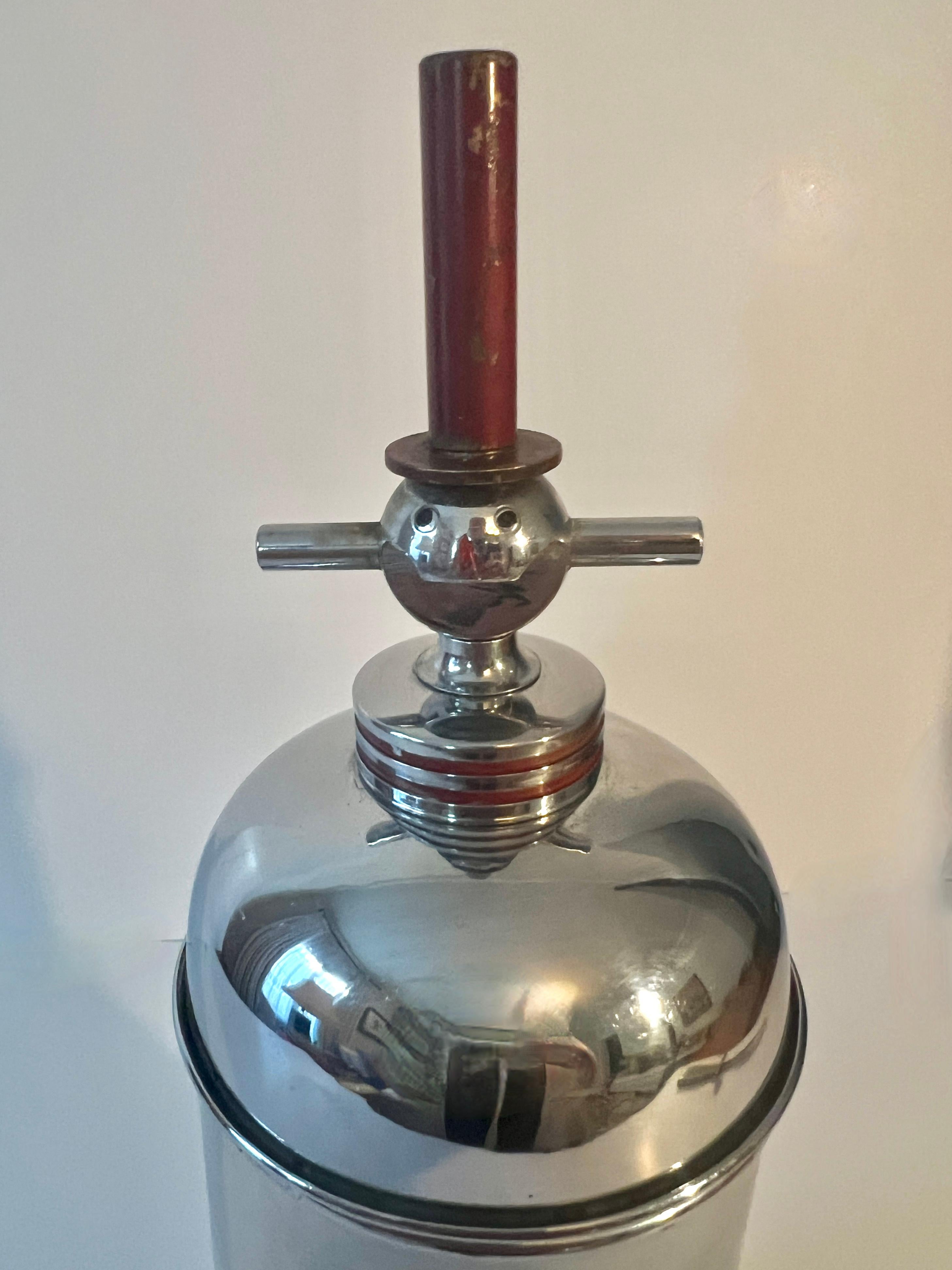 Verchromter Art-Déco-Cocktailshaker mit Flasche und Weinöffner (Patiniert) im Angebot