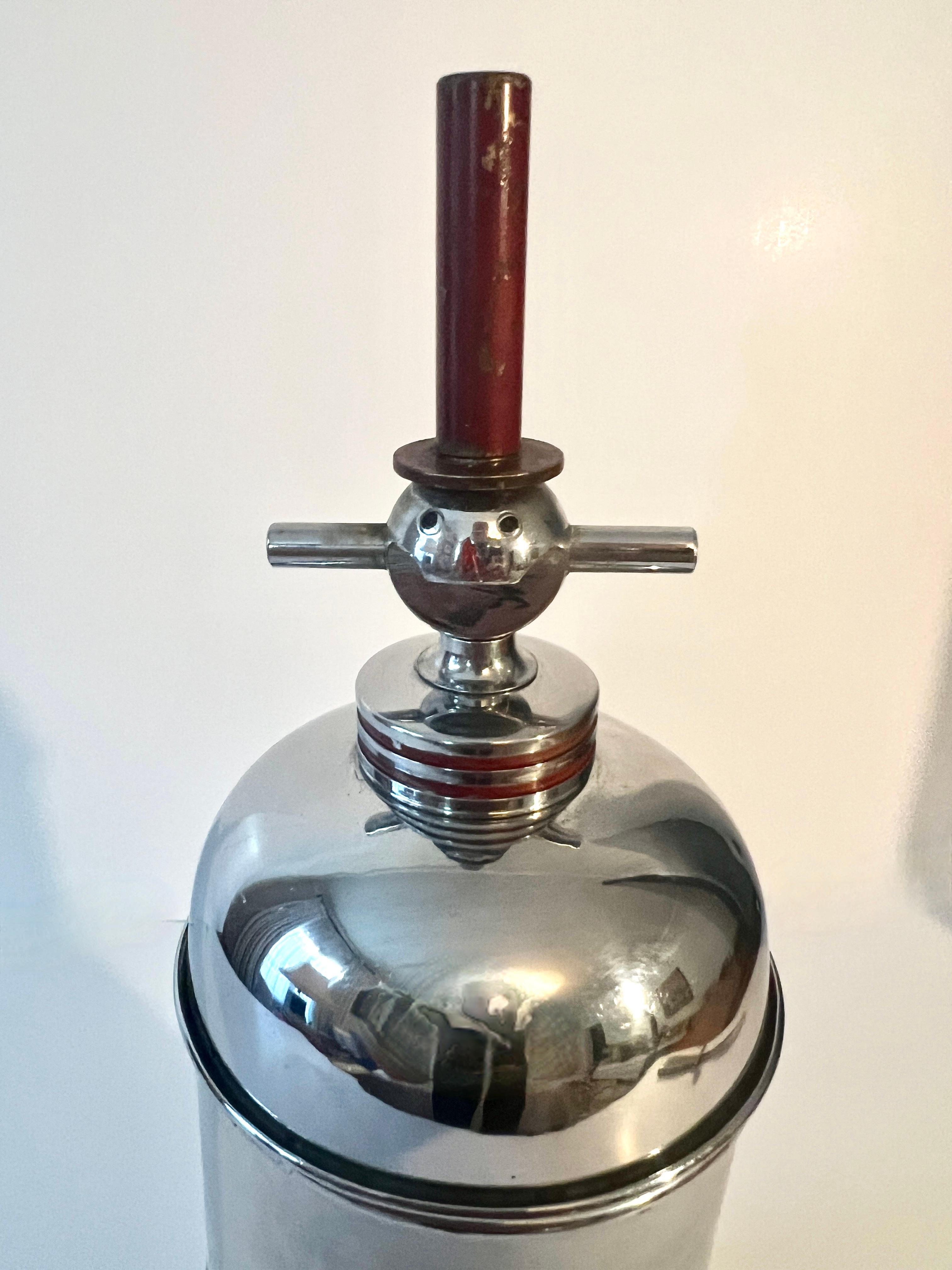 Verchromter Art-Déco-Cocktailshaker mit Flasche und Weinöffner im Zustand „Gut“ im Angebot in Los Angeles, CA