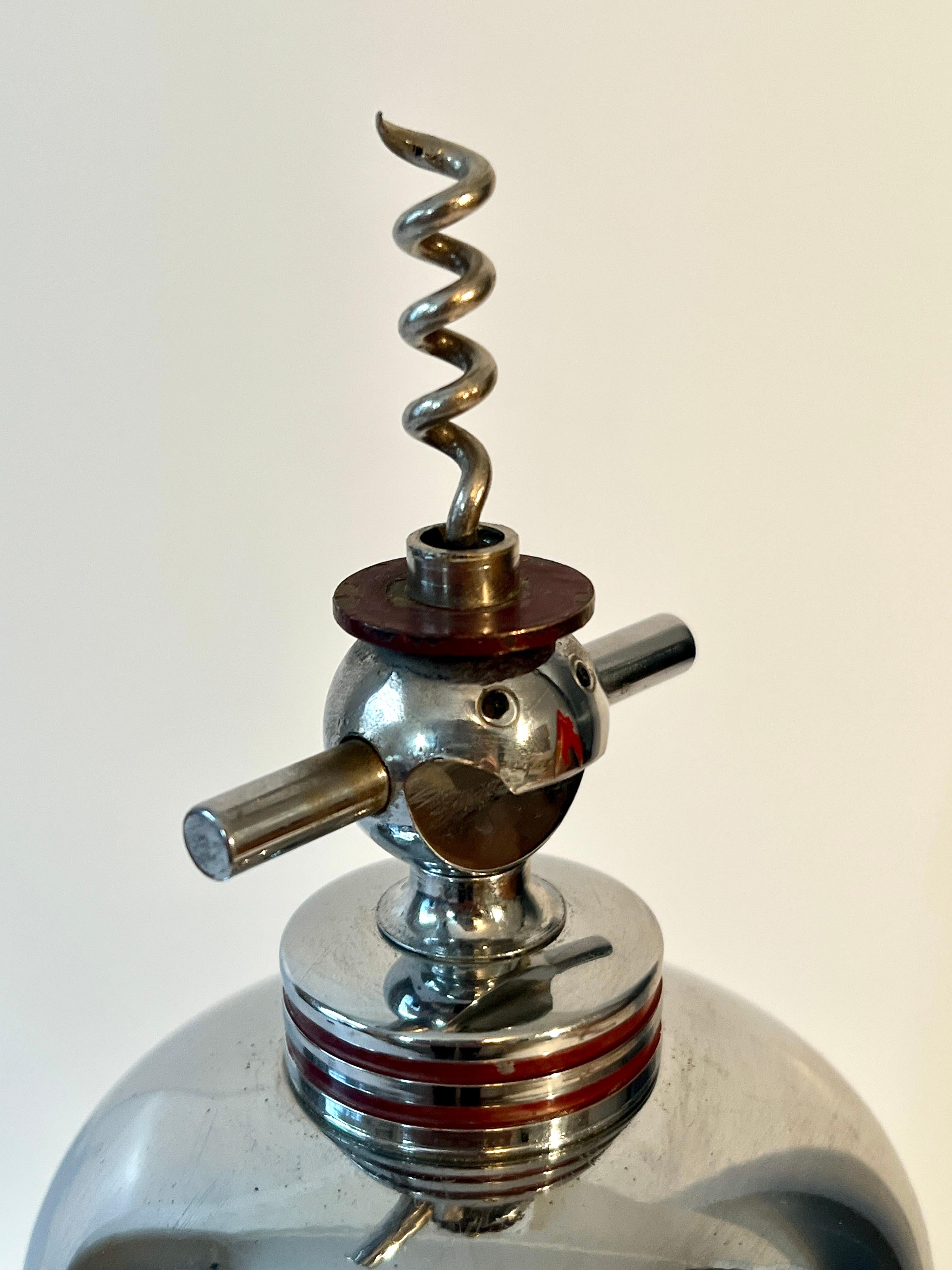 Verchromter Art-Déco-Cocktailshaker mit Flasche und Weinöffner im Angebot 1