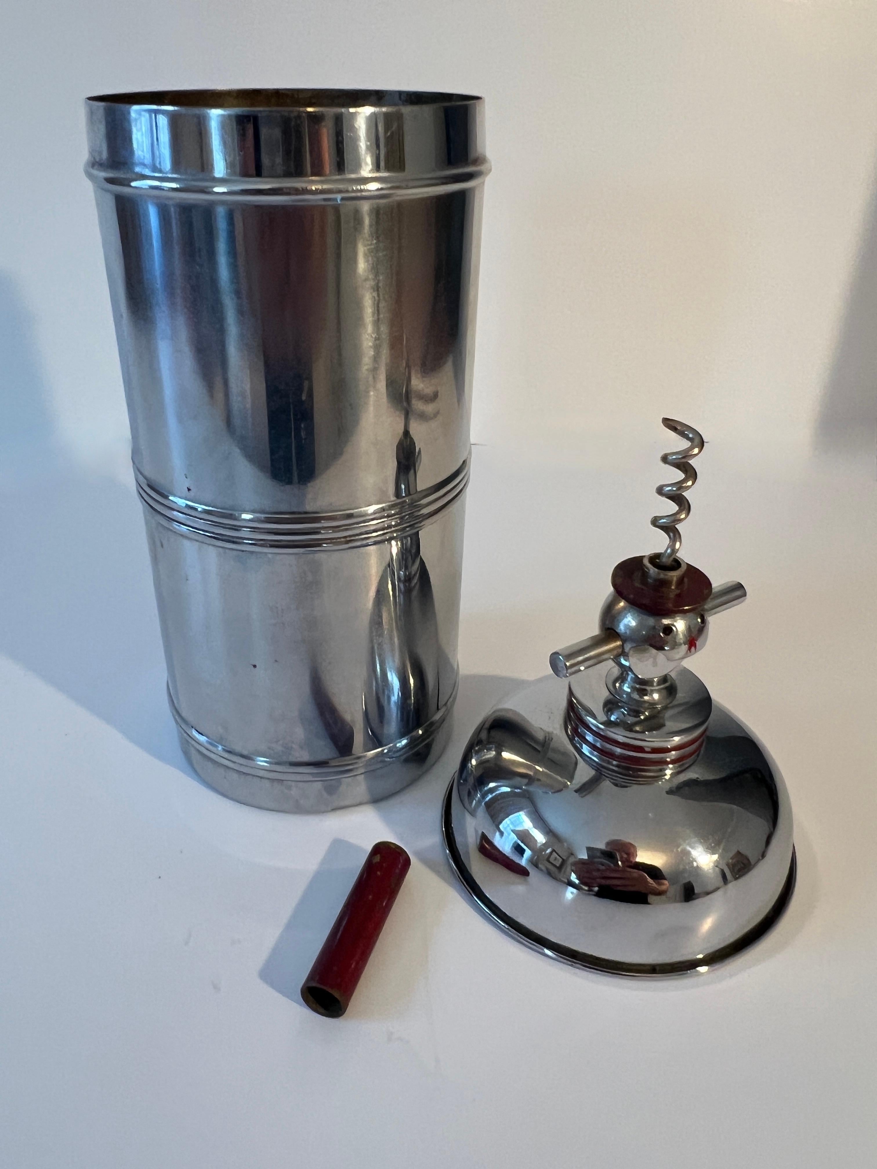 Verchromter Art-Déco-Cocktailshaker mit Flasche und Weinöffner im Angebot 2