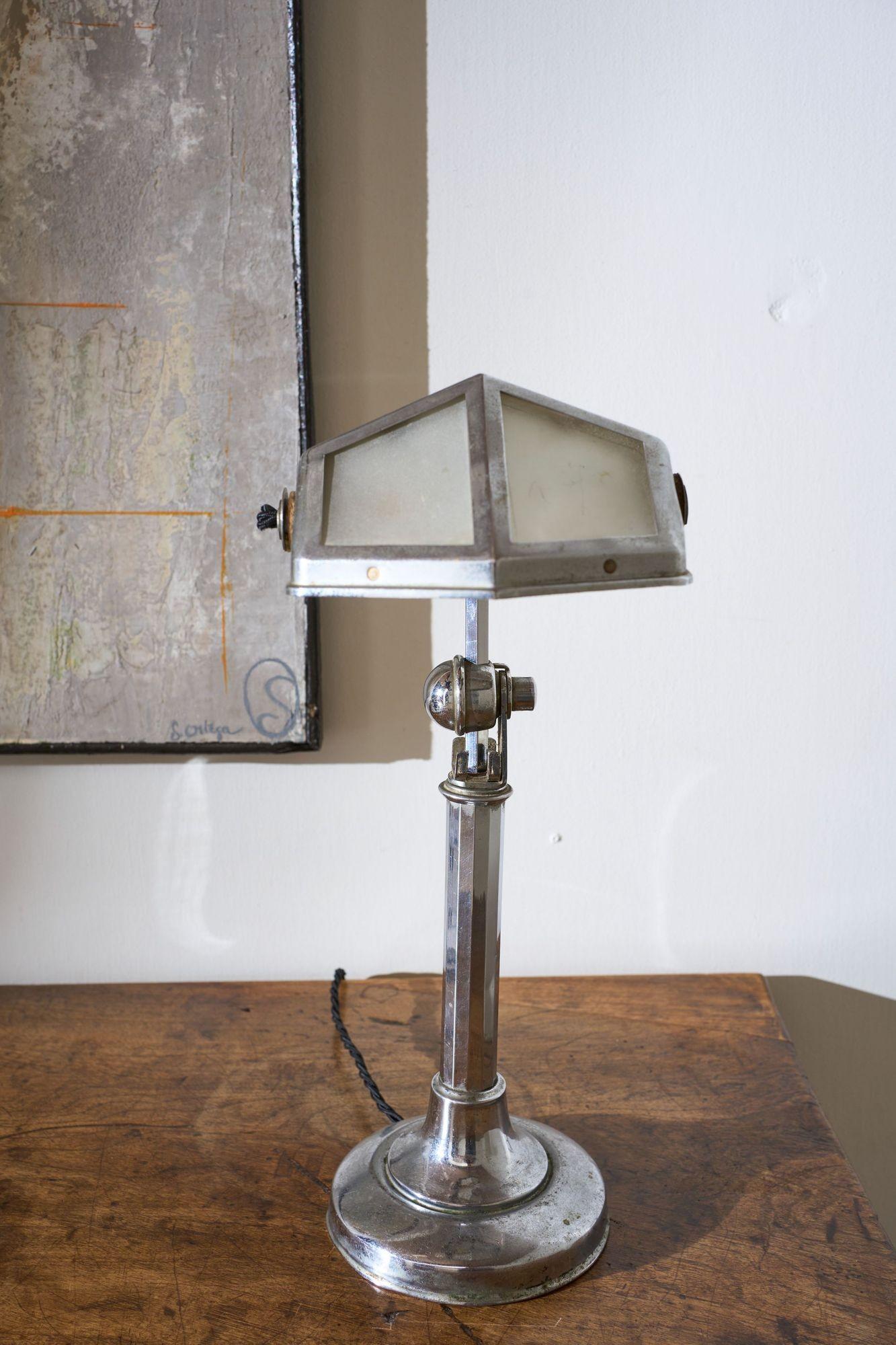 Art Deco Chrome desk lamp with frosted shade en vente 6