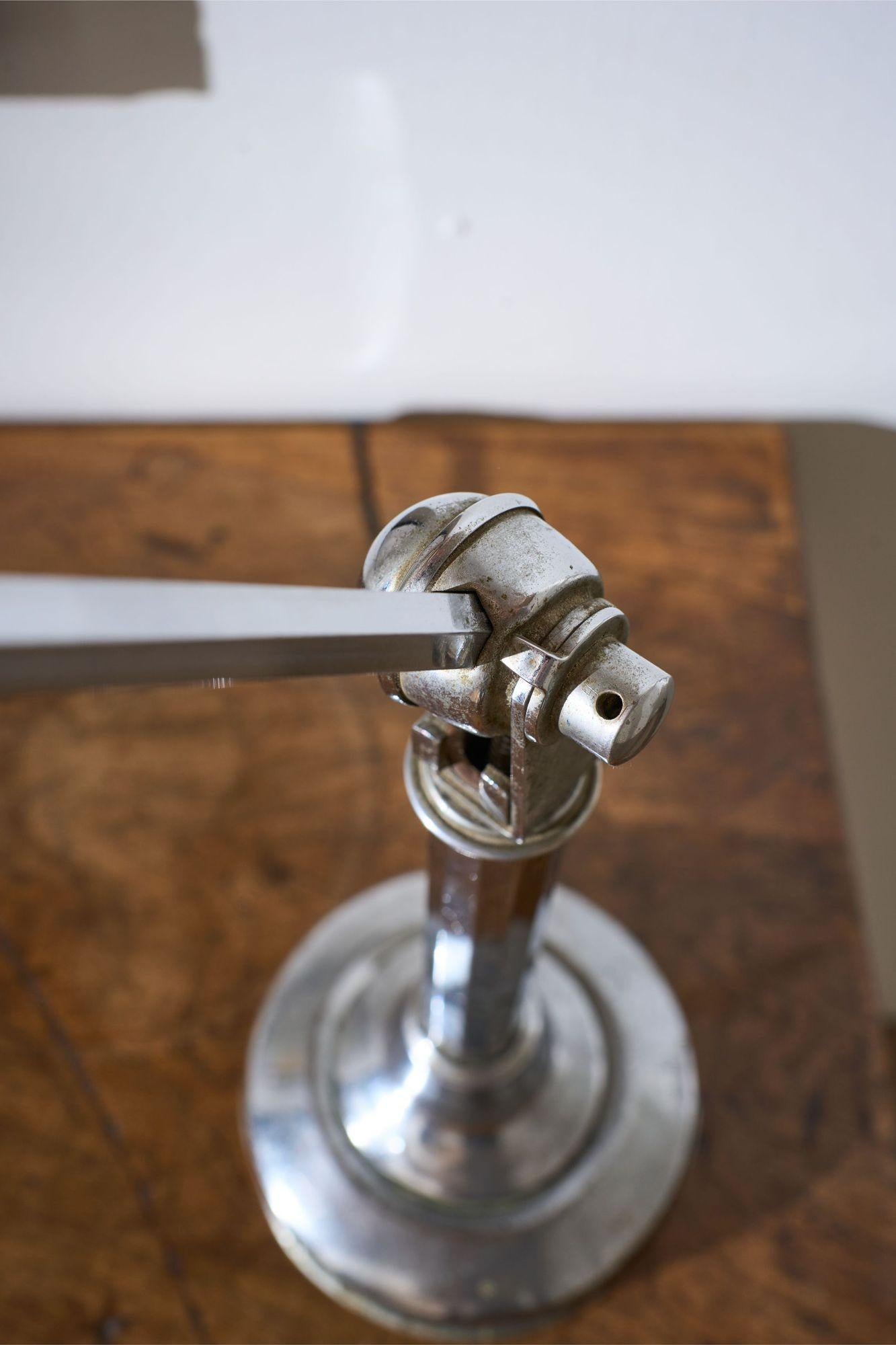 Art Deco Chrome desk lamp with frosted shade en vente 1