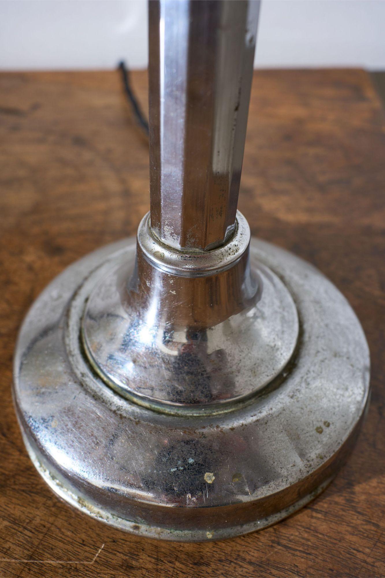 Art Deco Chrome desk lamp with frosted shade en vente 2