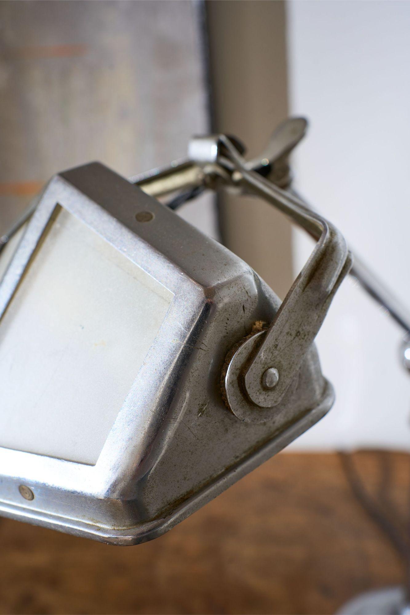 Art Deco Chrome desk lamp with frosted shade en vente 3