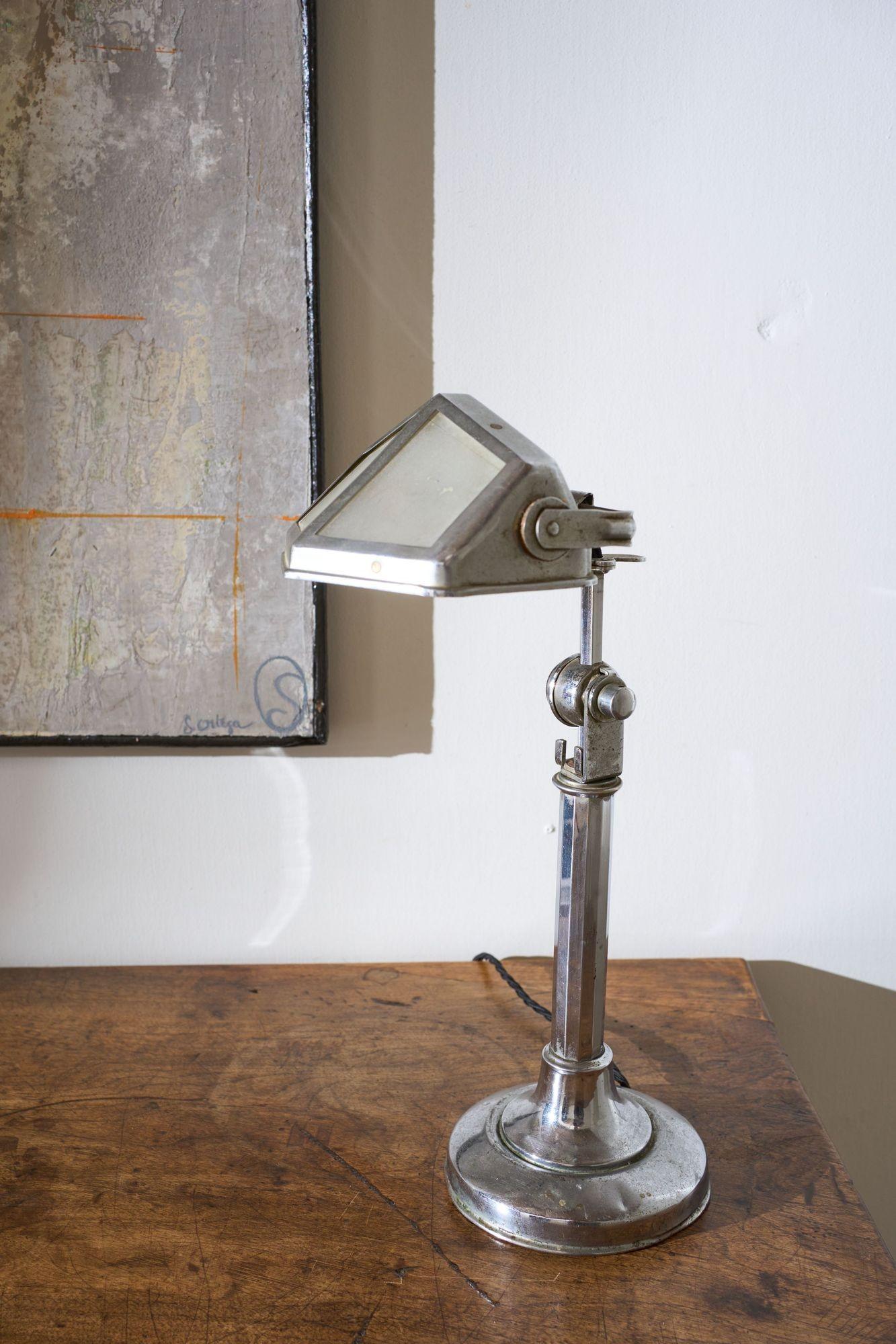 Art Deco Chrome desk lamp with frosted shade en vente 5