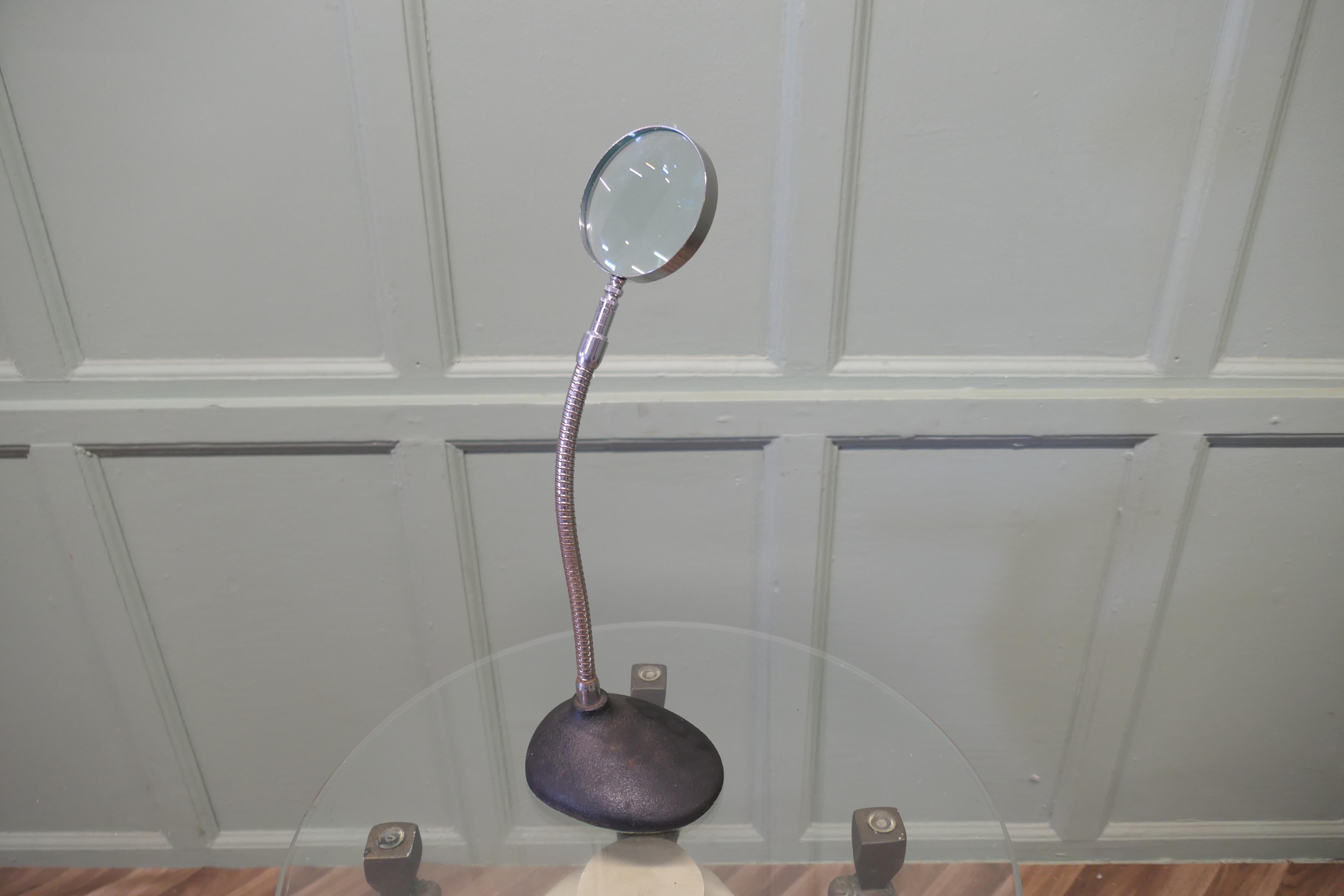 Lente d'ingrandimento da tavolo in cromo Art Deco

Lente d'ingrandimento da tavolo a collo di cigno, in stile Art Déco, con finitura cromata e base ponderata.
Il bicchiere è alto 19