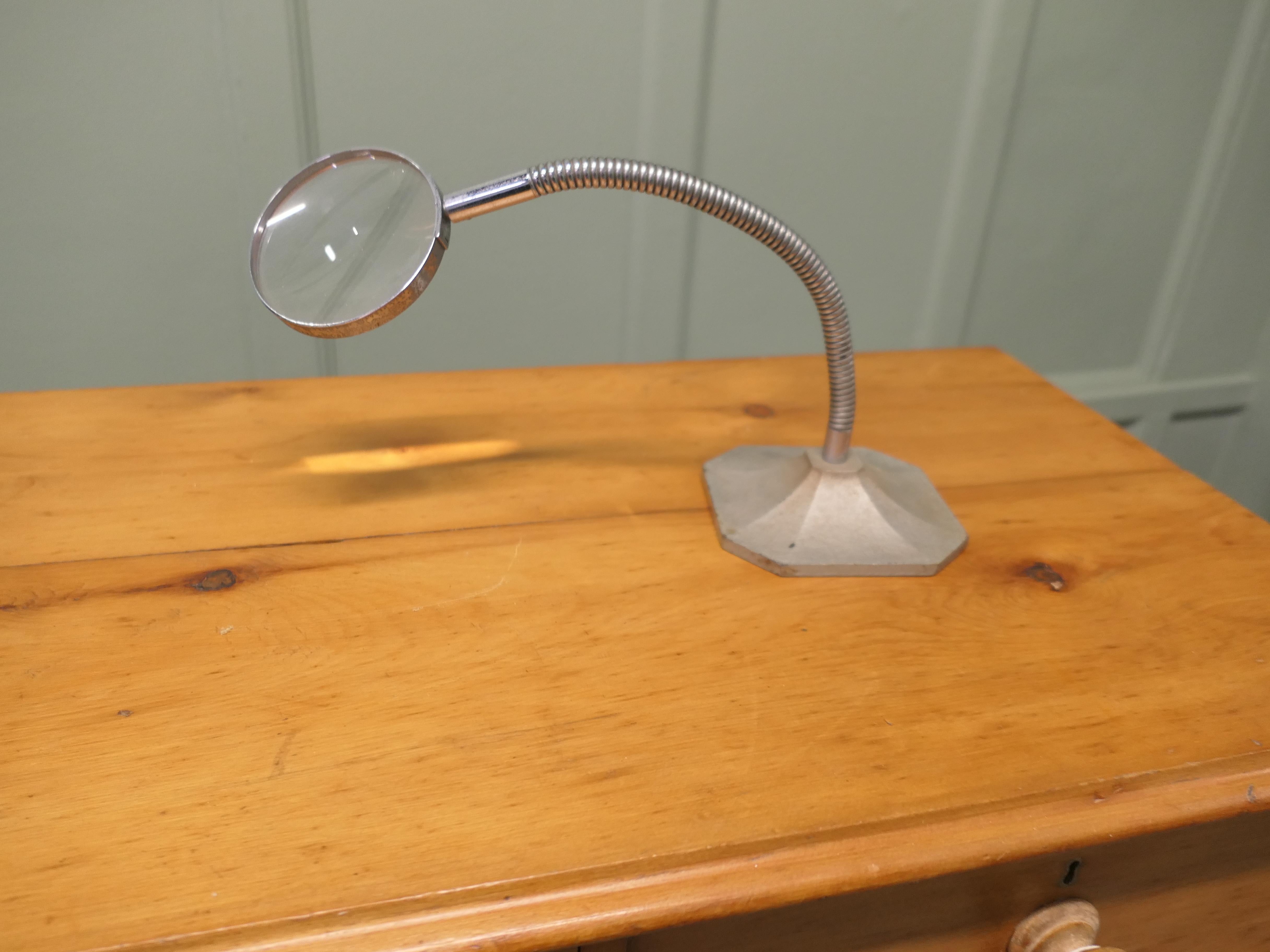 Metà XX secolo Lente d'ingrandimento da tavolo in cromo Art Deco in vendita