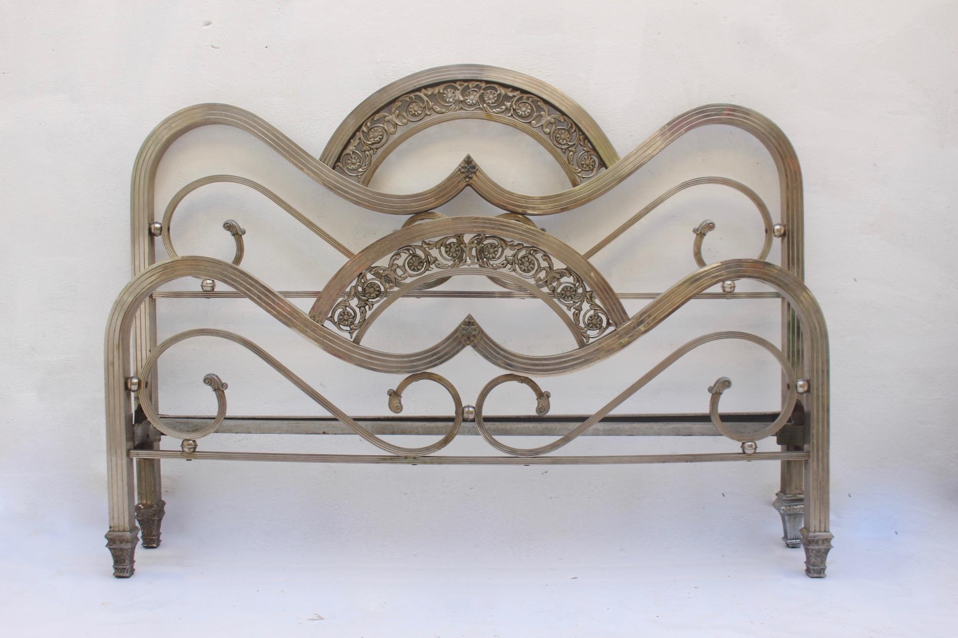Art Deco nickeled brass double bed, headboard and foot part with bars, Spain, circa 1930s.
Fair condition.
Nickeled brass structures featuring visible wear, but without oxide signs.
They can be re-chromed under request.
Foot part Height: 69 cm.