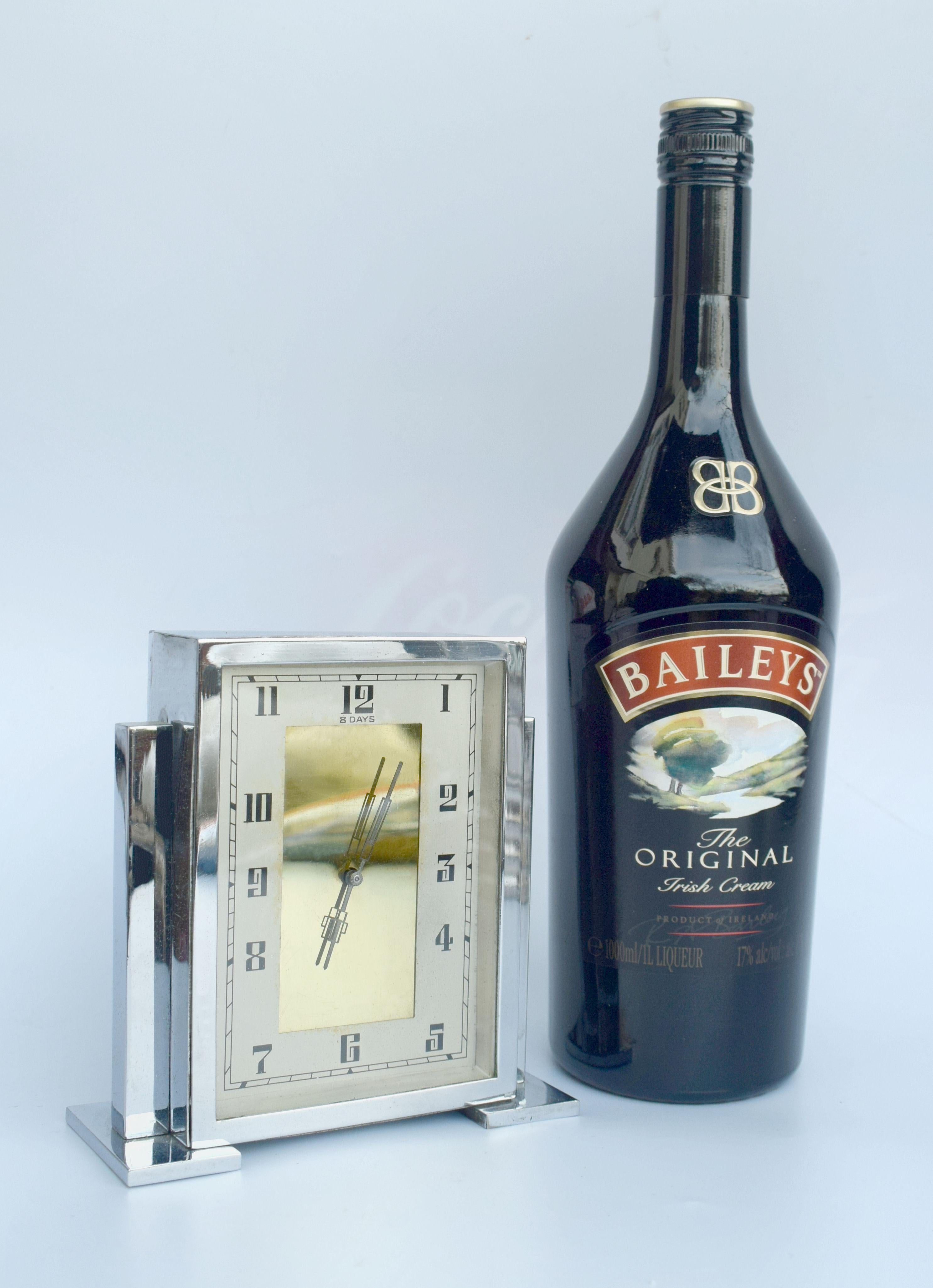 Merveilleuse horloge de cheminée chromée des années 1930, dotée d'un mouvement de huit jours. Comme toutes nos horloges, ce garde-temps a fait l'objet d'une révision complète et professionnelle (et nous ne parlons pas seulement d'un coup d'huile !)