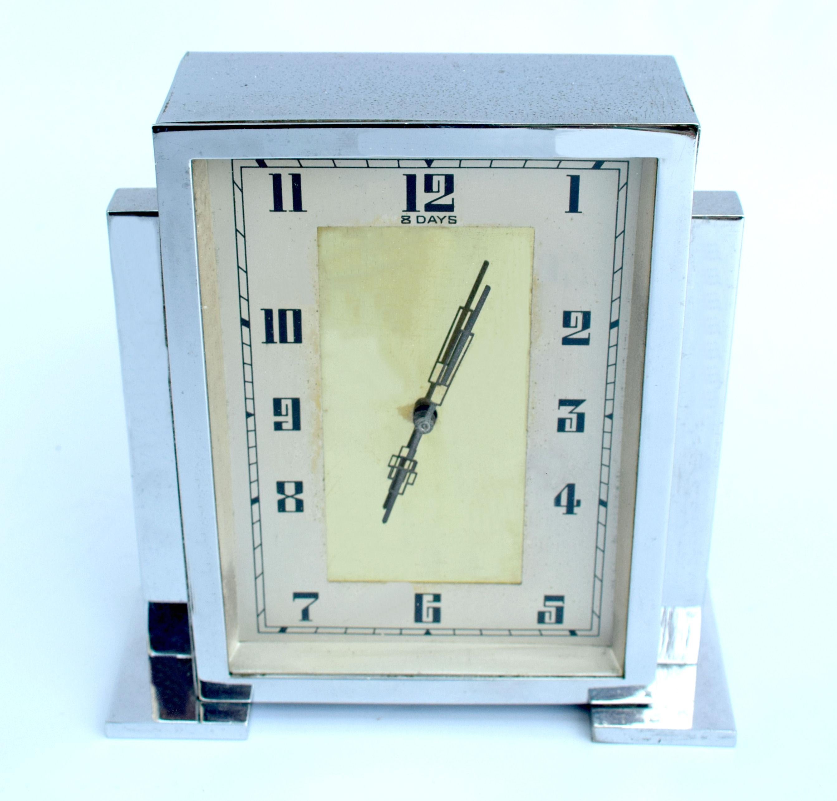 20ième siècle Horloge de manteau anglaise Art Déco chromée, 8 jours, circa 1930 en vente