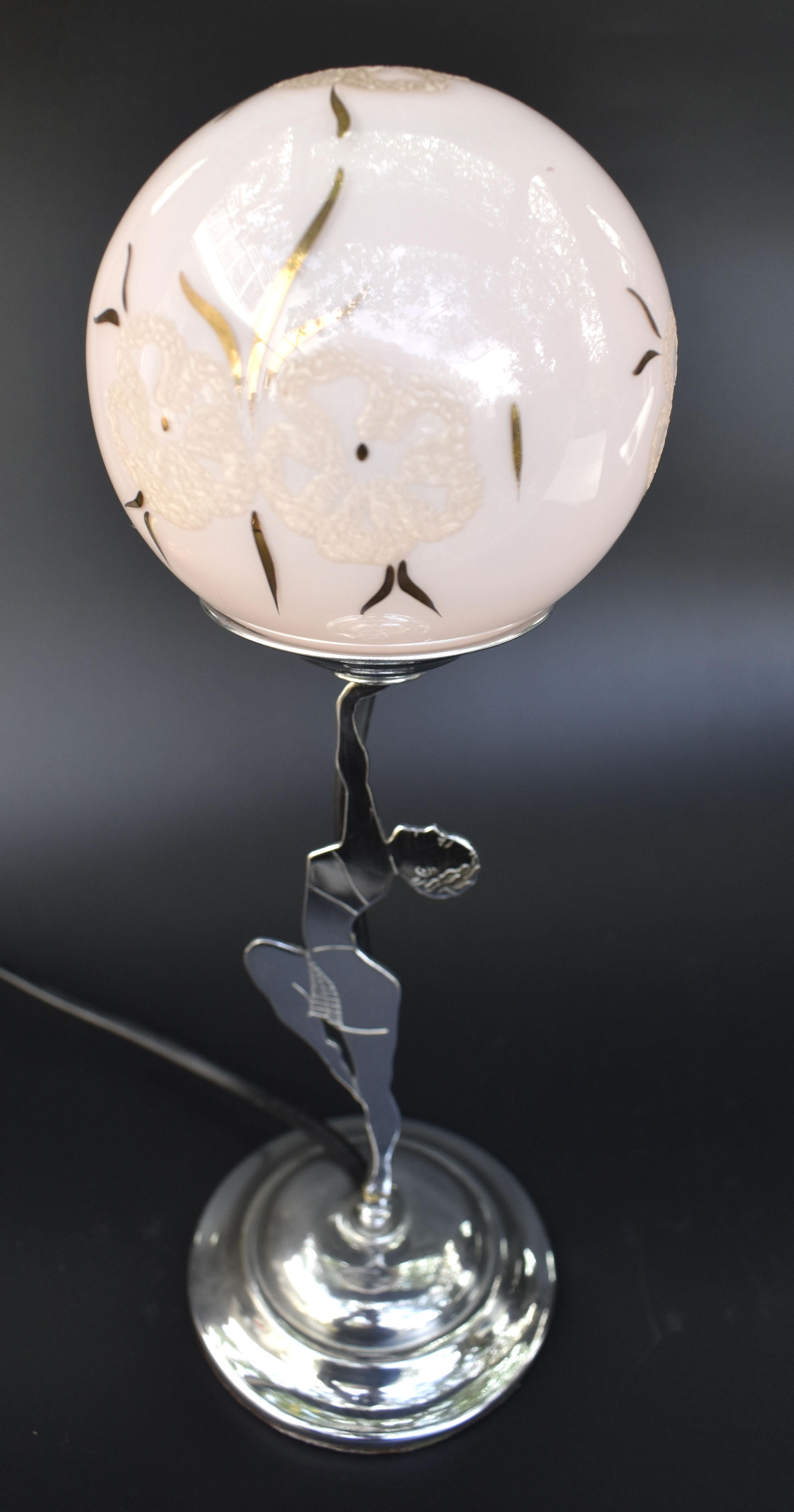 Für Ihre Betrachtung ist diese hervorragende und ursprüngliche 1930's Art Deco Chrom-Lampe, die eine zweidimensionale posierte Dame mit einem Glasschirm mit mattiertem Effekt darstellt. Stammt aus England. Diese Lampen sind immer schwerer zu