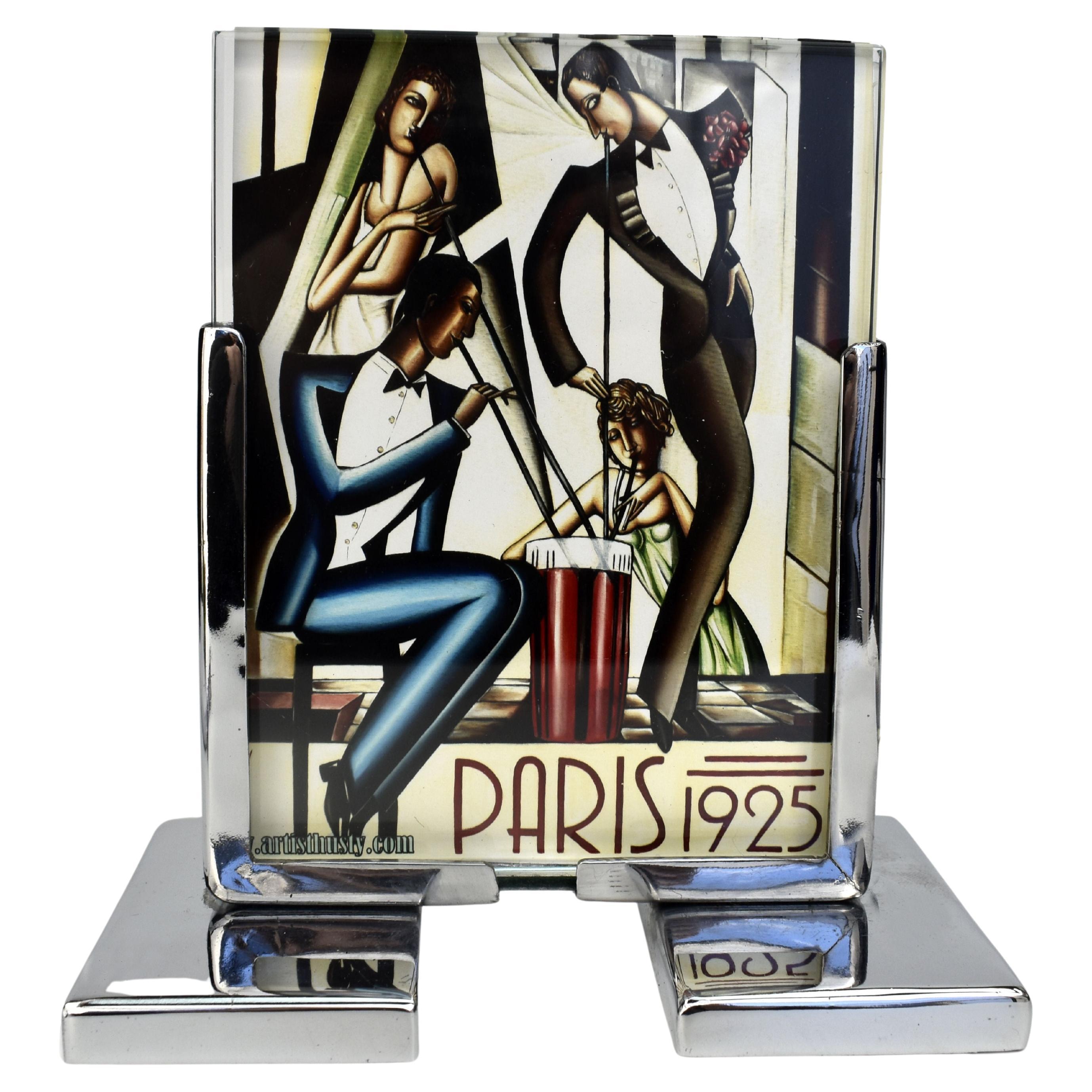 Hervorragender freistehender Bilderrahmen aus Chrom und Glas aus den 1930er Jahren im Art-Déco-Stil. Der Rahmen besteht aus zwei Glasscheiben, die in den verchromten Ständer eingesetzt werden. Sie können ein Bild sowohl auf der Vorder- als auch auf