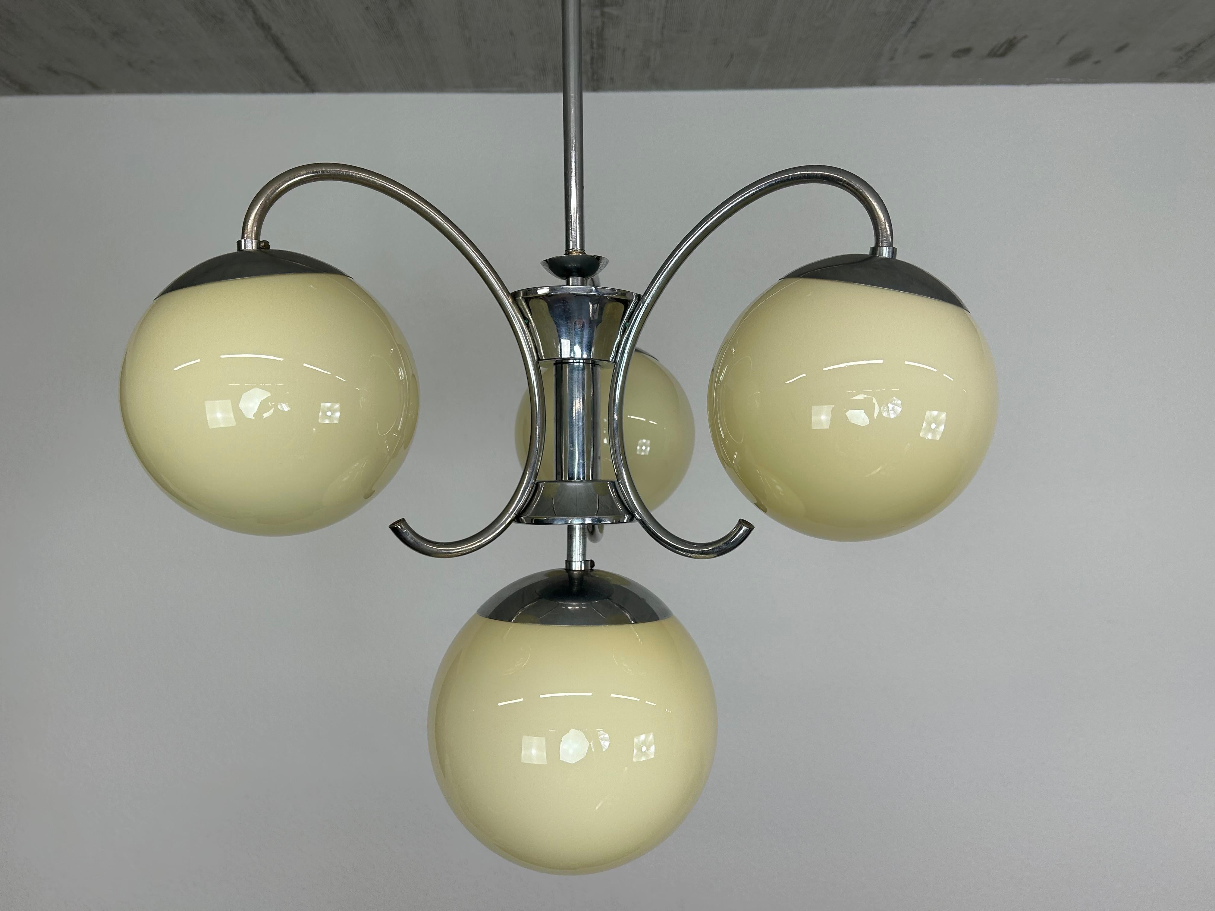 Metà XX secolo Lampada a sospensione in cromo Art déco in vendita