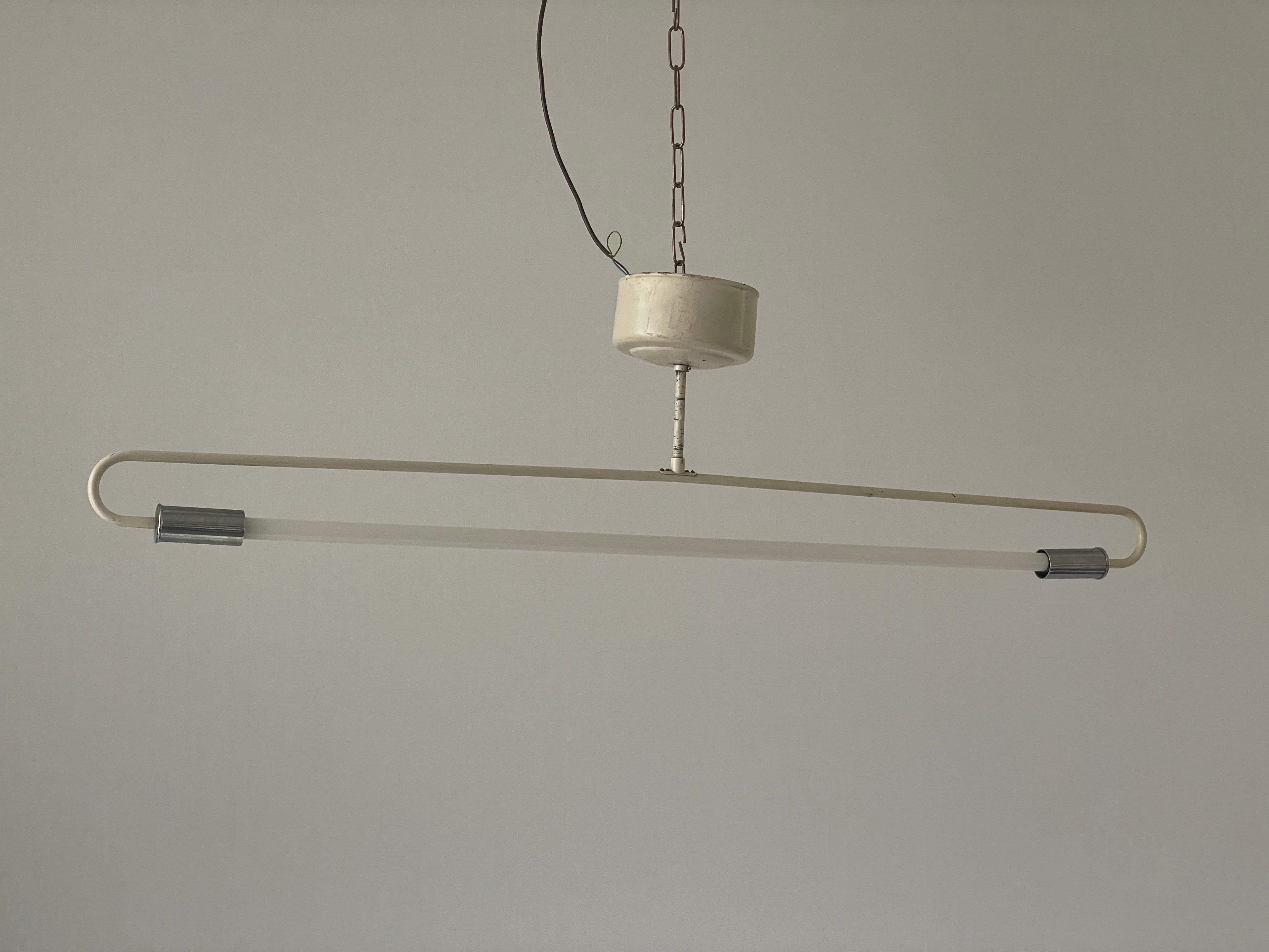 Lampada da soffitto industriale in cromo Art Deco di Kaiser and Co., anni '30, Germania

Lampada da soffitto industriale con 1 tubo fluorescente

Nota: 2 lampade disponibili 

Il paralume è in ottime condizioni vintage.
Cappello originale.

Questa