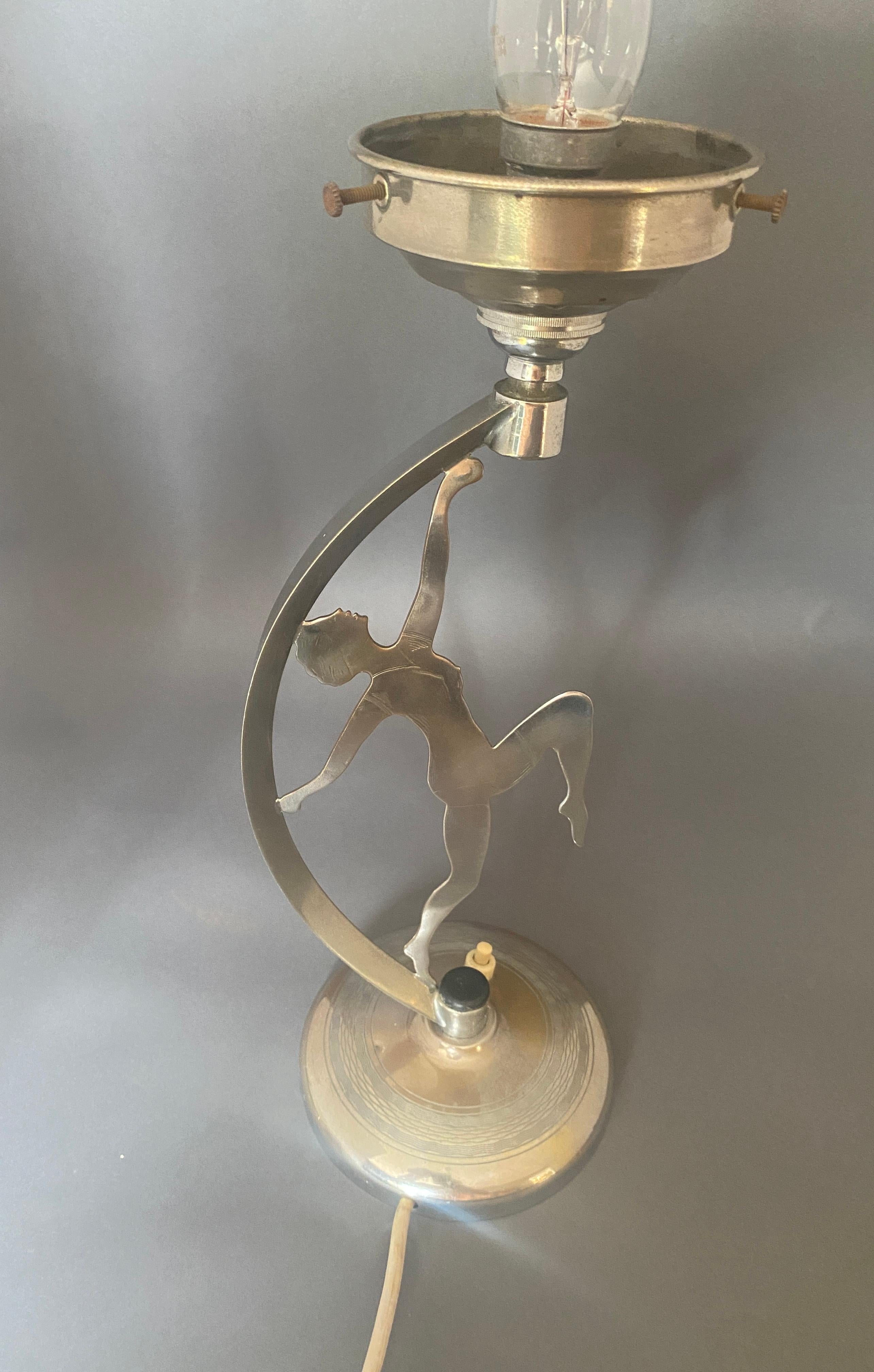 Britannique Lampe de dame art déco en chrome avec abat-jour en vente