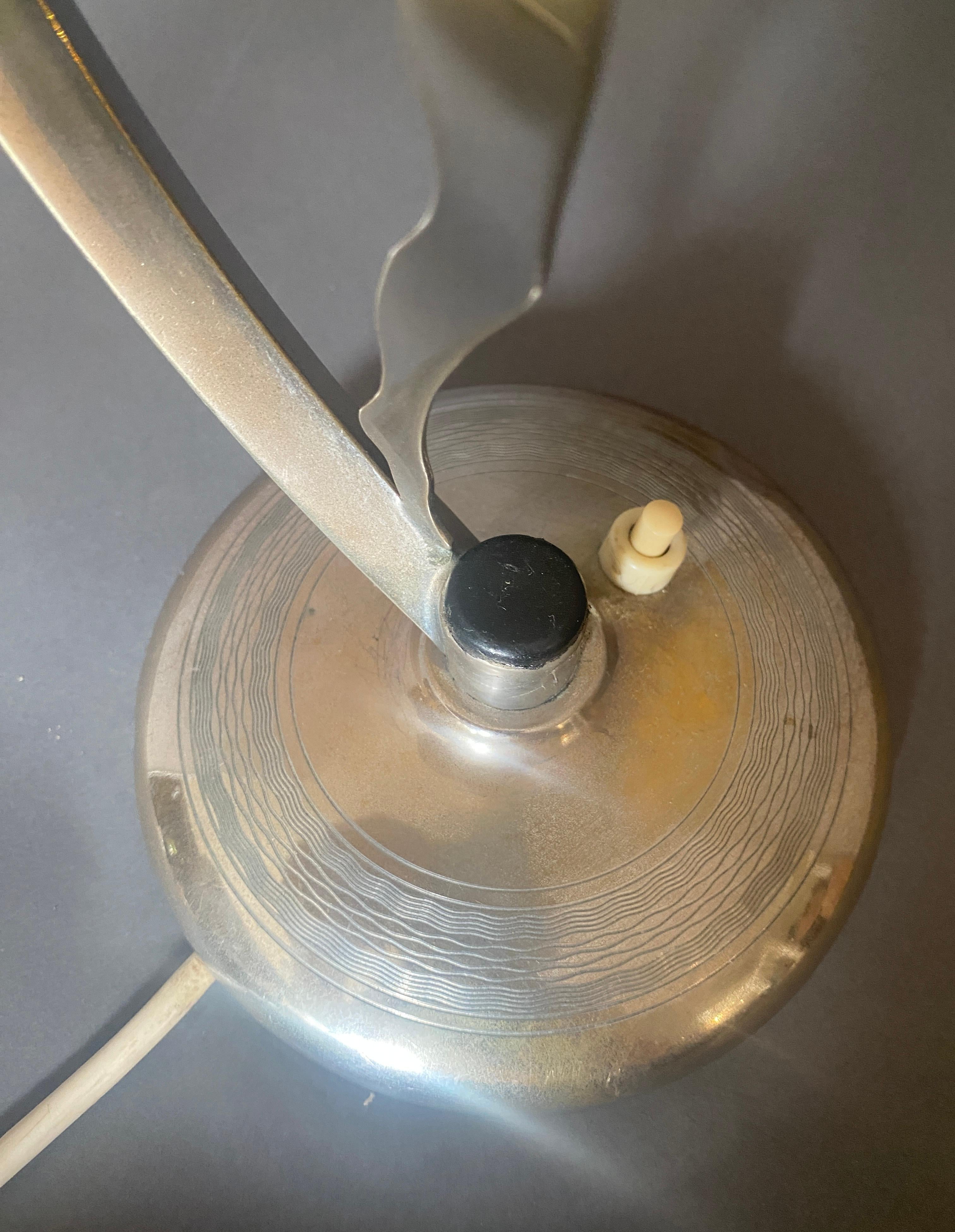 Milieu du XXe siècle Lampe de dame art déco en chrome avec abat-jour en vente