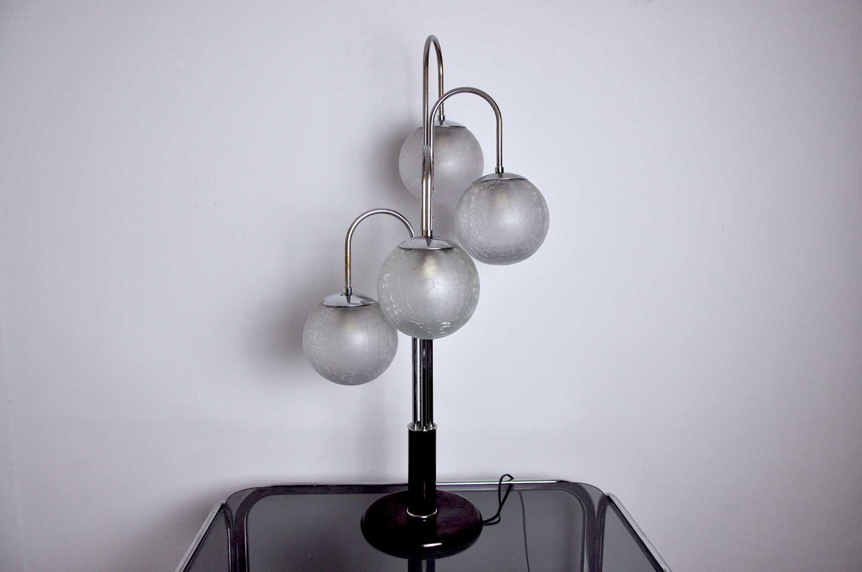 Splendida lampada Art Deco con globi in vetro di murano smerigliato risalente agli anni '60. 4 punti luce a spirale che danno un effetto unico a questa lampada. Grazie alle sue dimensioni, può essere utilizzata anche come lampada da tavolo o da