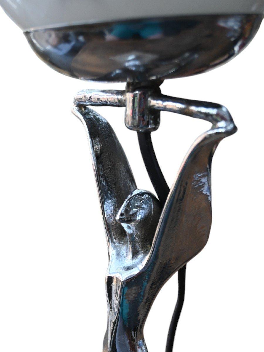 Lampe de table chromée avec une sphère en verre laiteux de la période Art Déco avec une figure féminine stylisée.
Partie électrique rénovée et fonctionnant parfaitement.
Hauteur totale 37 cm, base en marbre 10 x 9 cm.