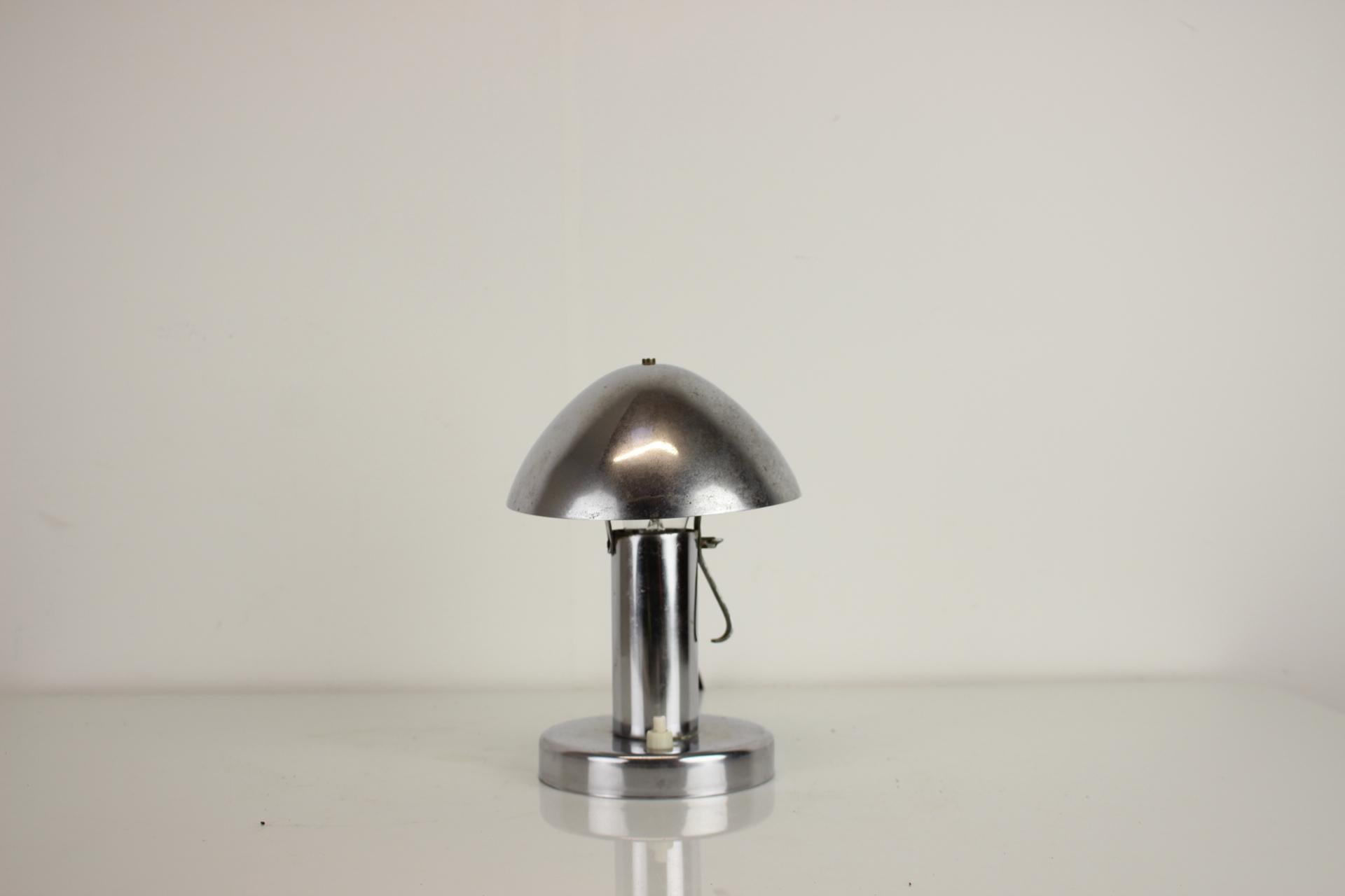 Rara lámpara de mesa Art Decó cromada 