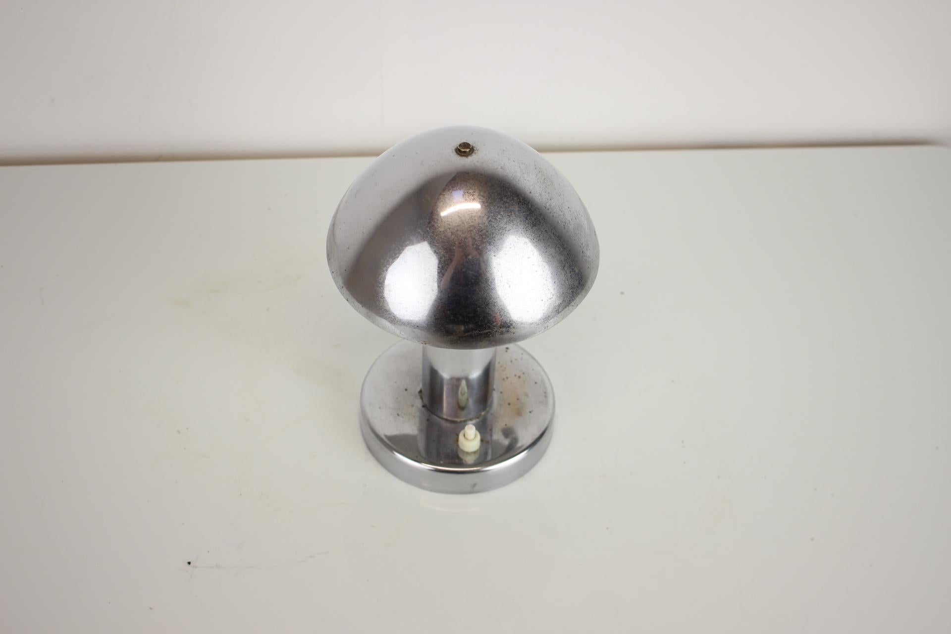 Rara lámpara de mesa Art Decó cromada 