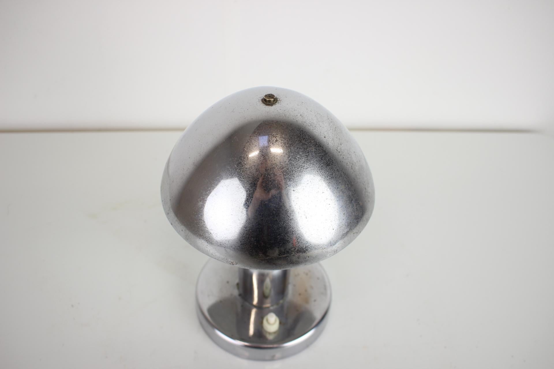 Rara lámpara de mesa Art Decó cromada 