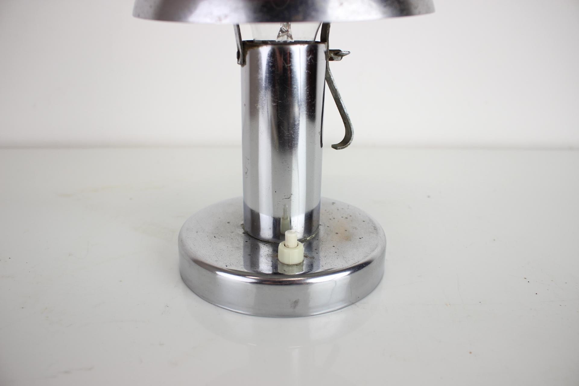 Rara lámpara de mesa Art Decó cromada 