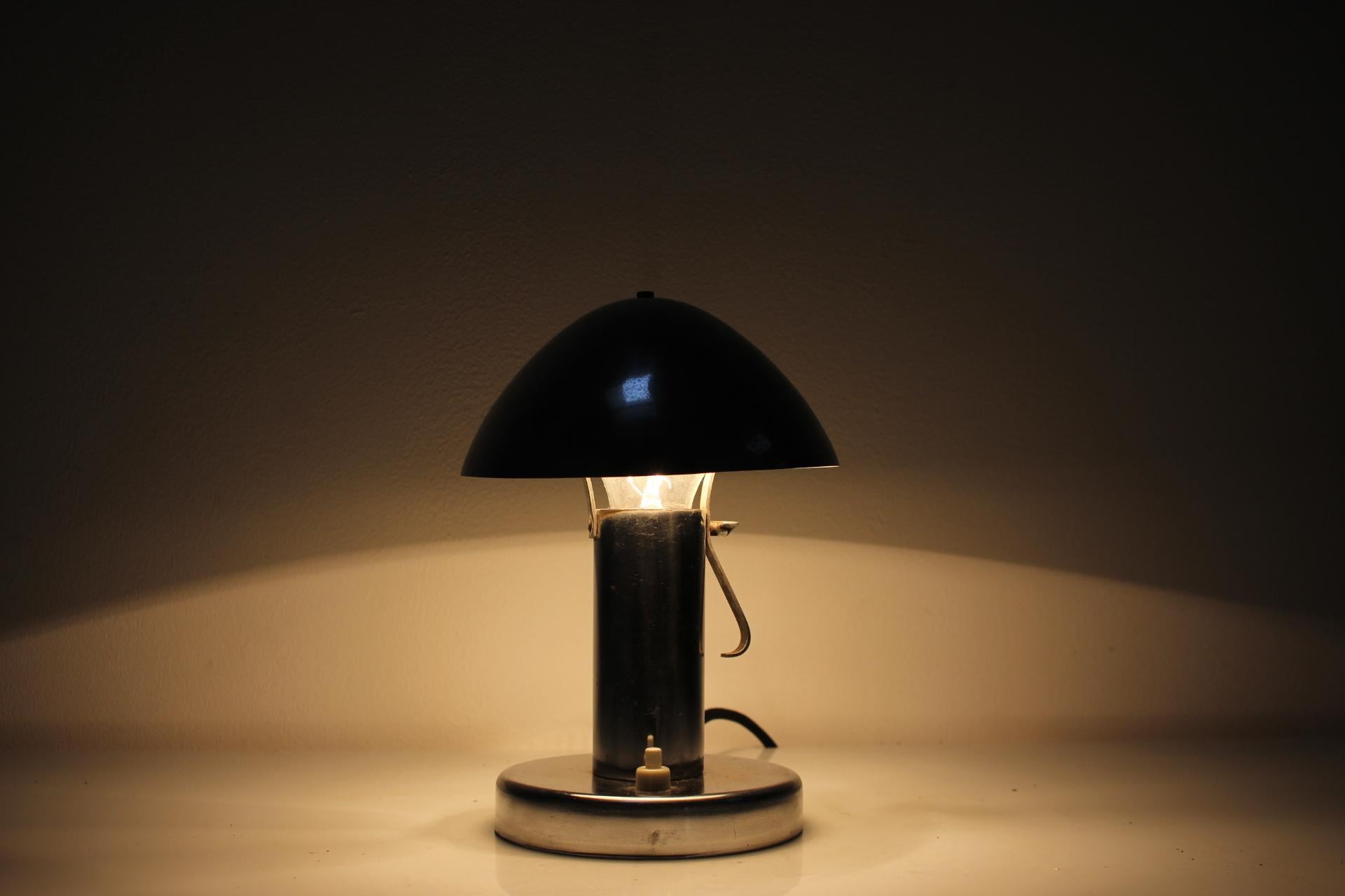 Rara lámpara de mesa Art Decó cromada 