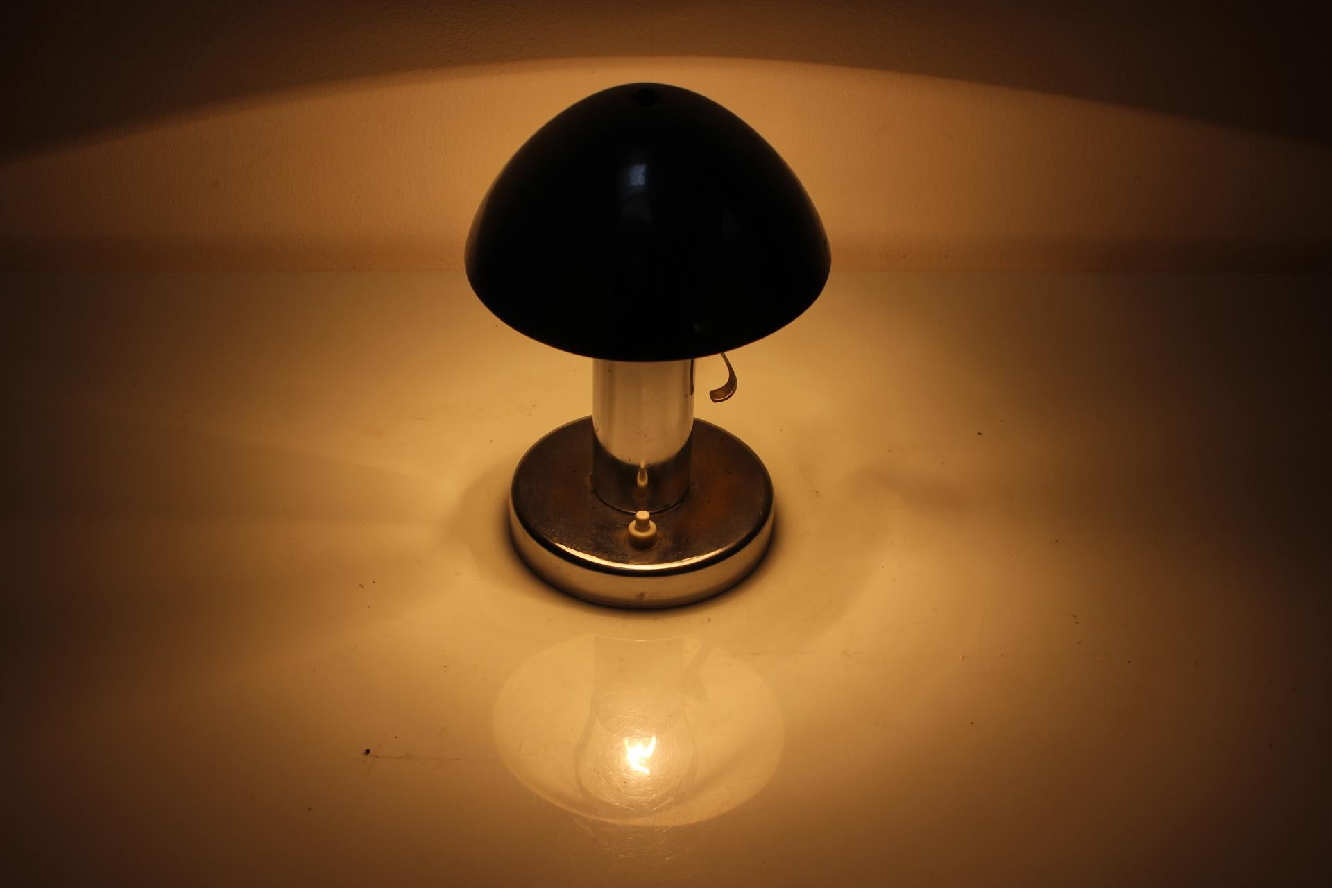 Rara lámpara de mesa Art Decó cromada 