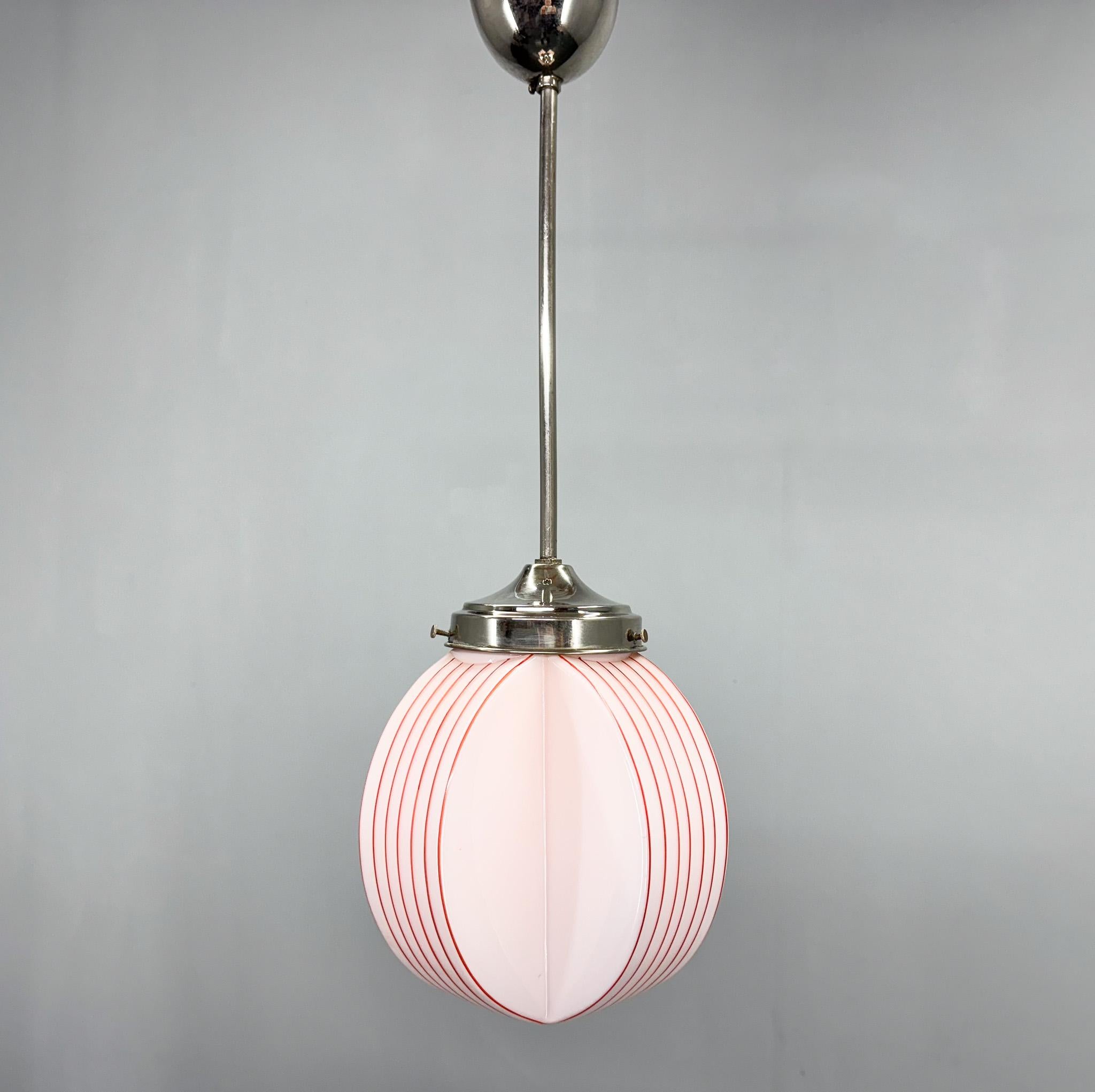 Bellissima lampada a sospensione art déco in vetro opalino rosa e cromo proveniente dall'ex Cecoslovacchia. Lampadina: 1 x E27 (E26). Compatibile con il cablaggio degli Stati Uniti.