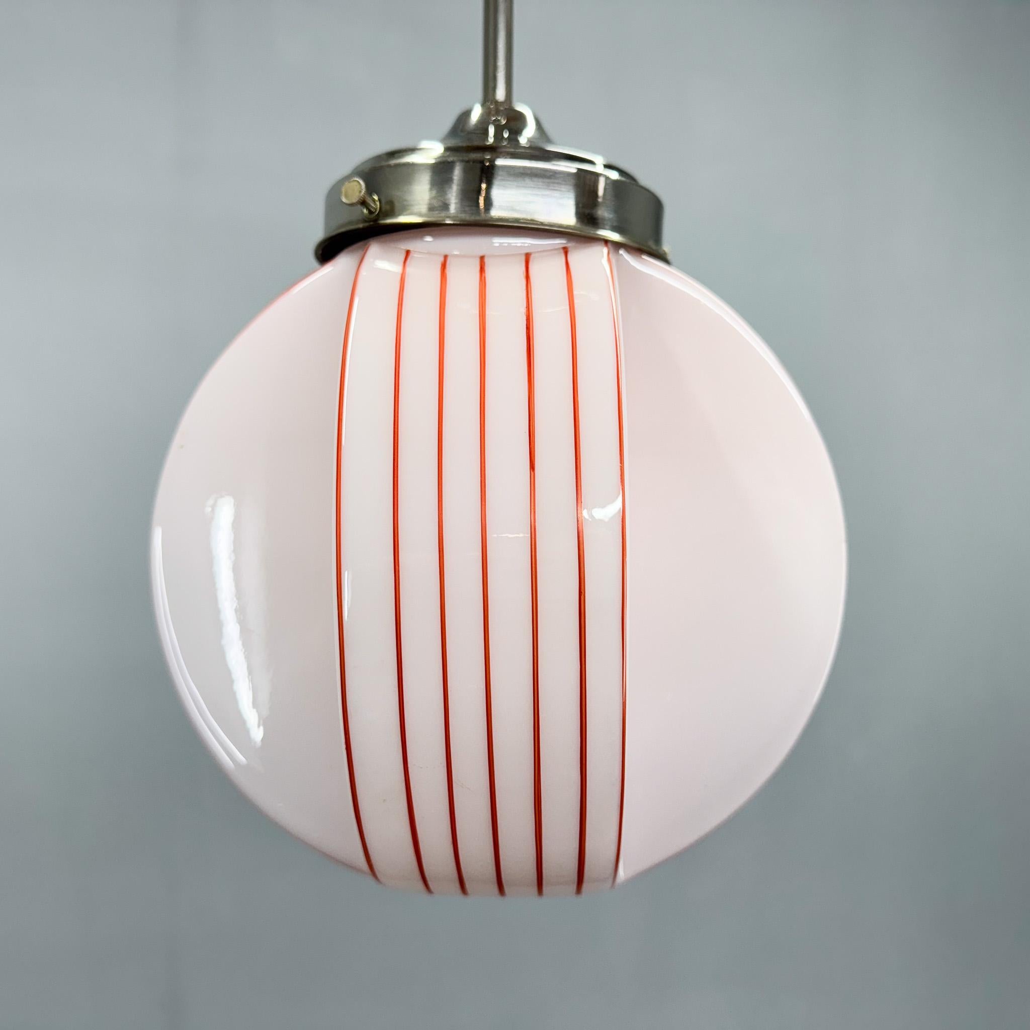 Lampada a sospensione Art Deco in cromo e vetro opalino, Cecoslovacchia In condizioni buone in vendita a Praha, CZ