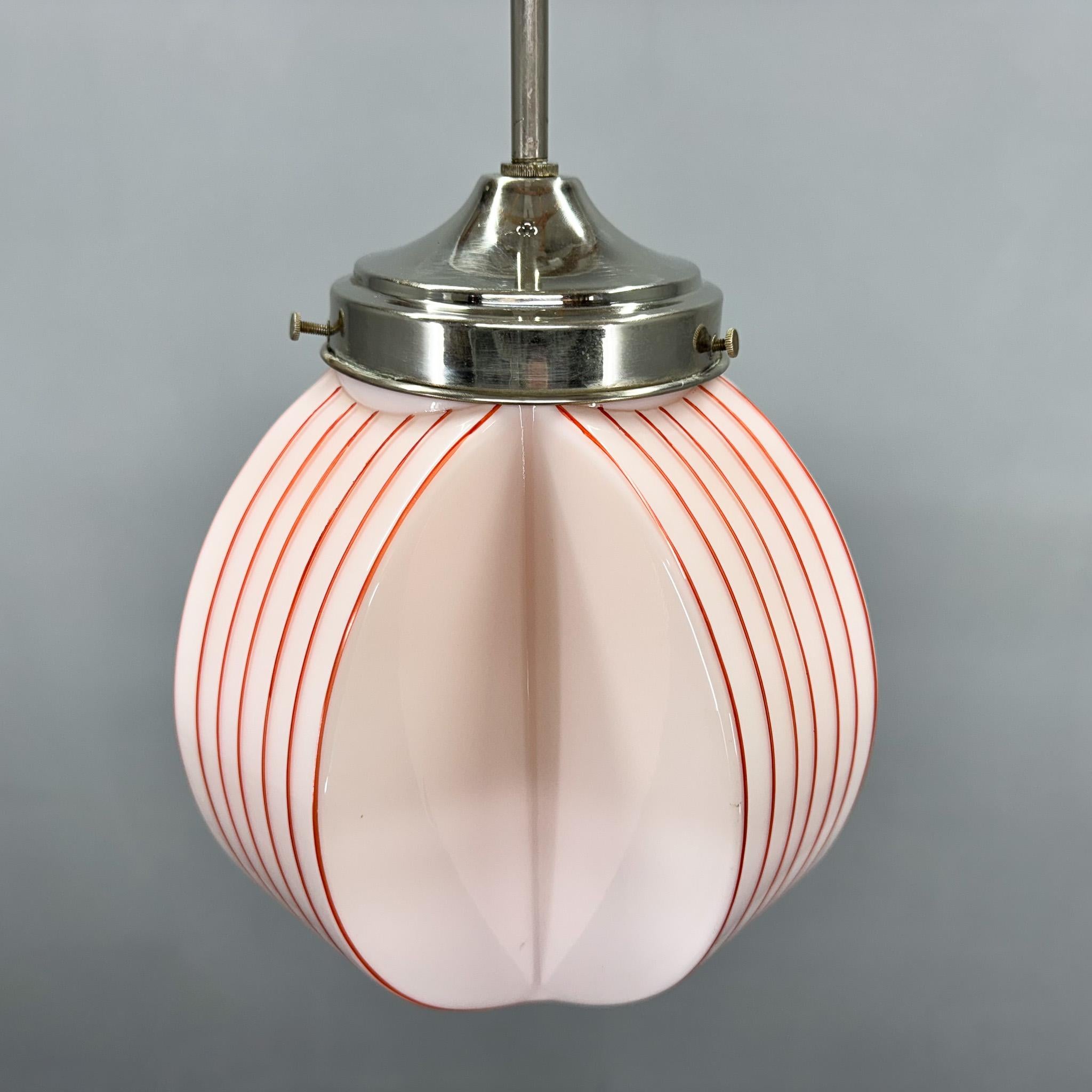 XX secolo Lampada a sospensione Art Deco in cromo e vetro opalino, Cecoslovacchia in vendita