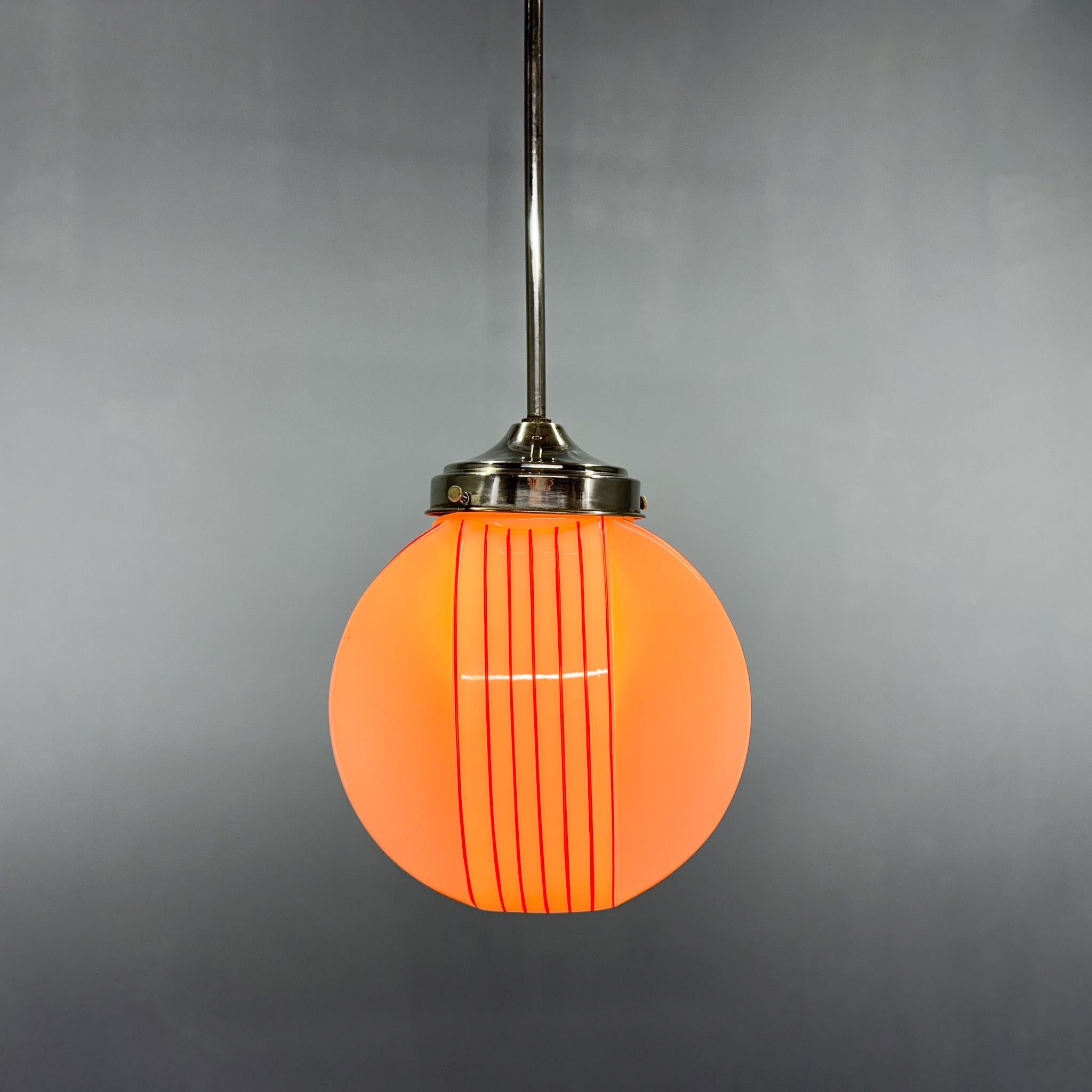 Lampada a sospensione Art Deco in cromo e vetro opalino, Cecoslovacchia in vendita 1
